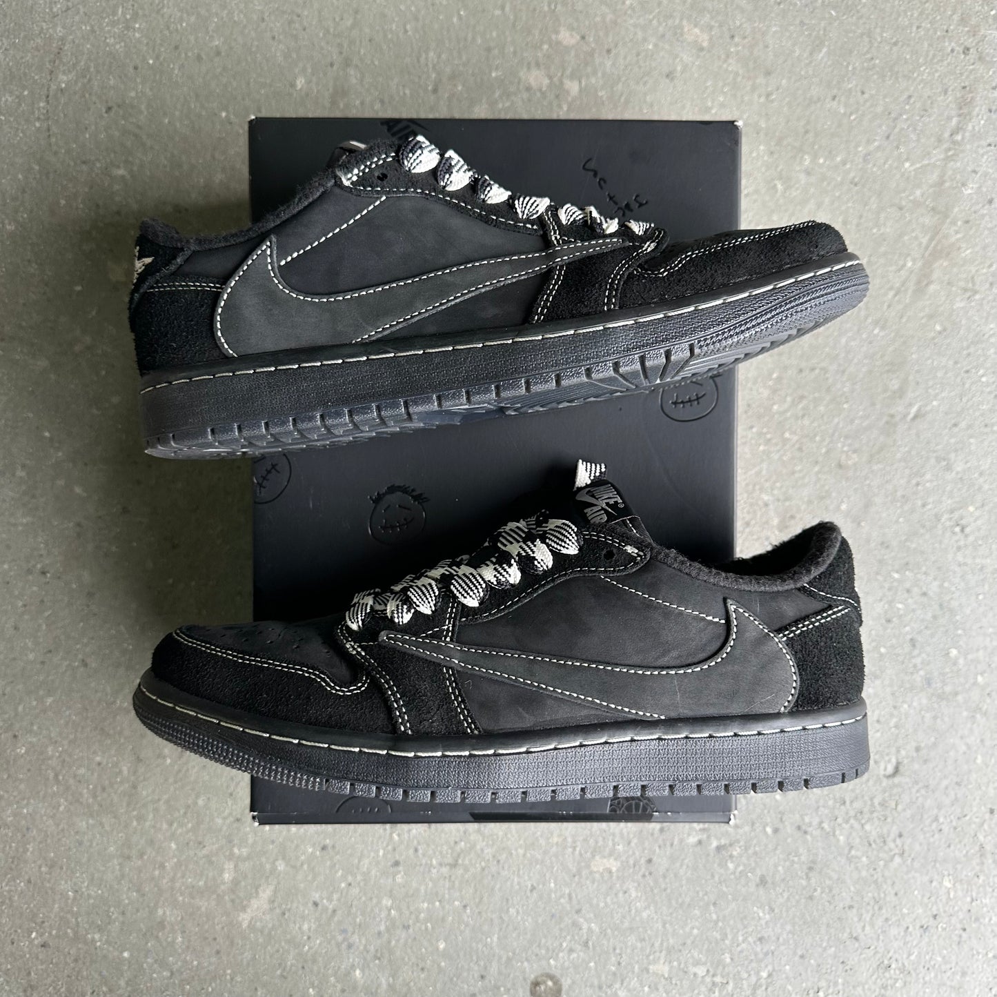 Jordan 1 Retro Low OG SP Travis Scott Black Phantom *pre-owned* (SIZE 8.5)