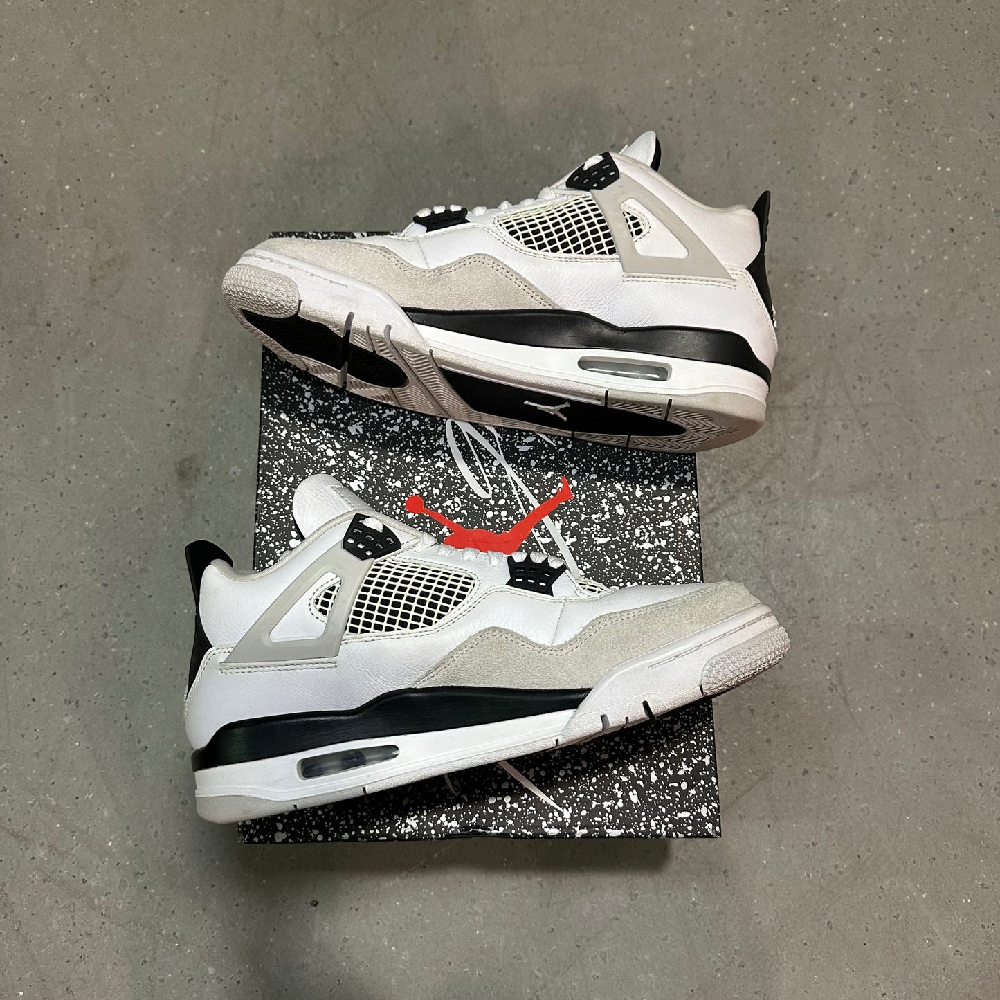 Jordan 4 Retro Military Black *pre-owned* (SIZE 9.5)