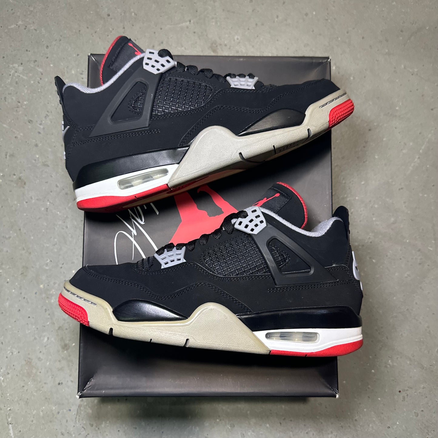 Air Jordan 4 Bred (2019) *pre-owned* (SIZE 8)