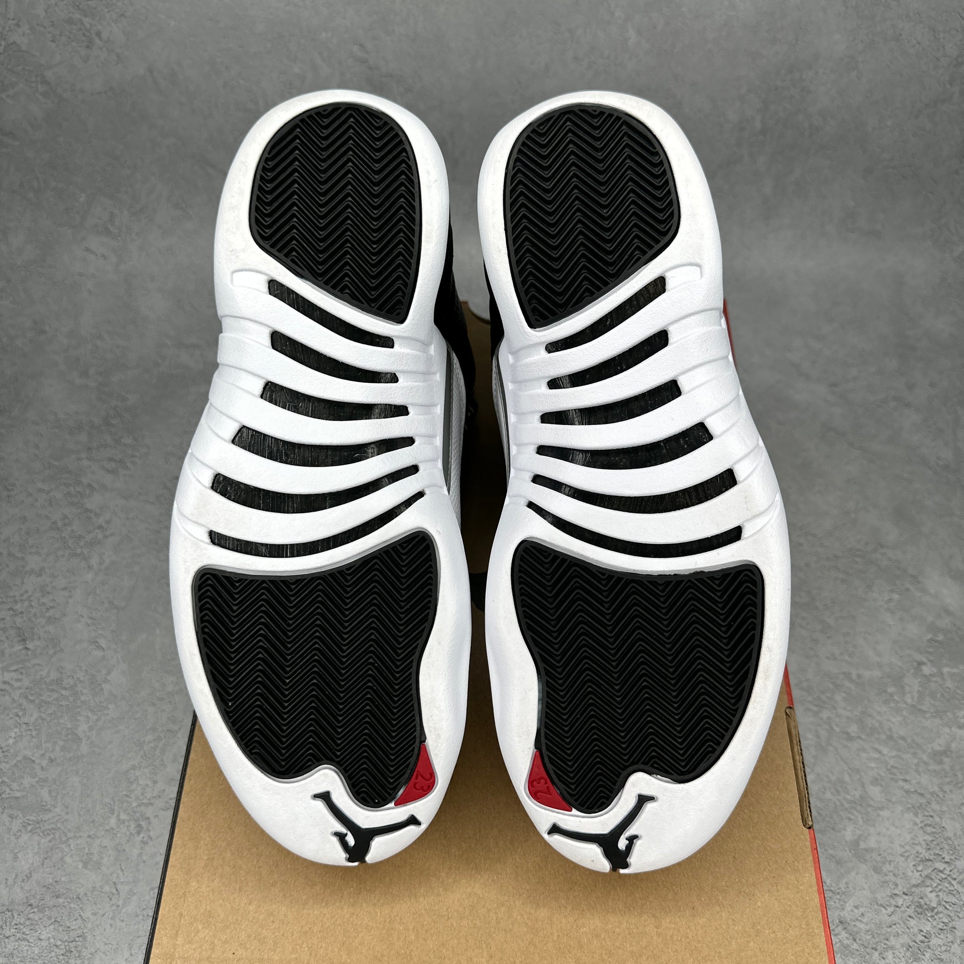 Jordan 12 Retro Playoffs (2022) *pre-owned* SIZE 9