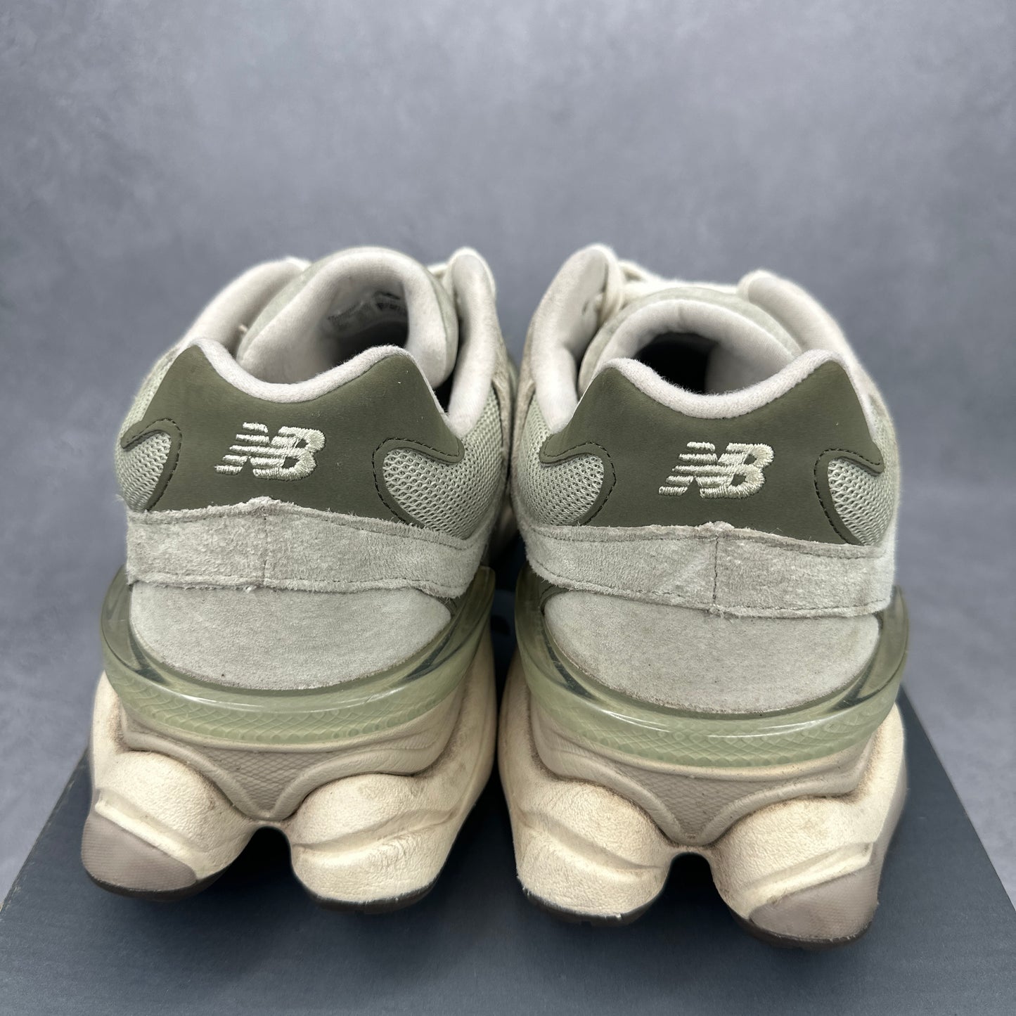 New Balance 9060 Olivine *pre-owned* SIZE 9
