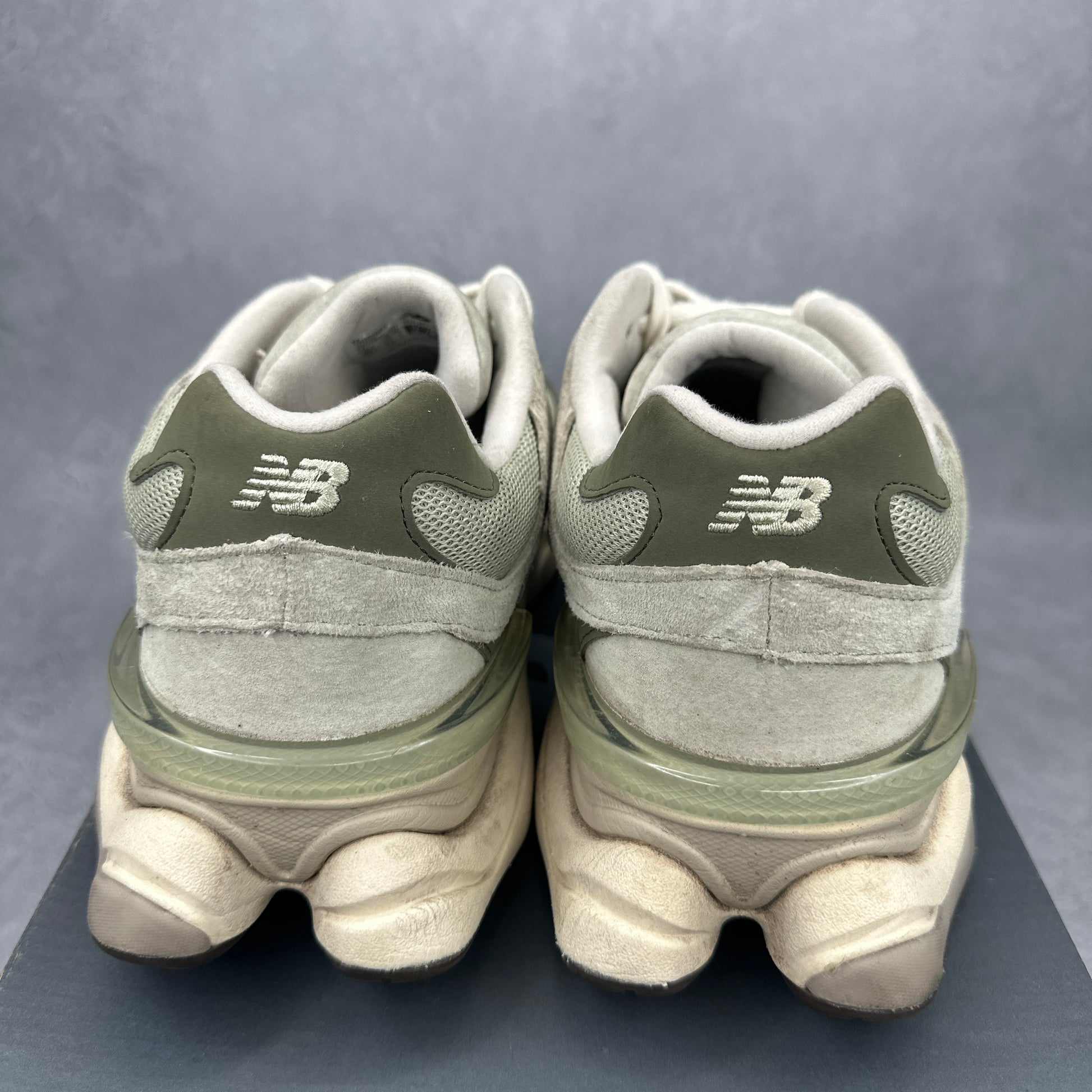 New Balance 9060 Olivine *pre-owned* SIZE 9