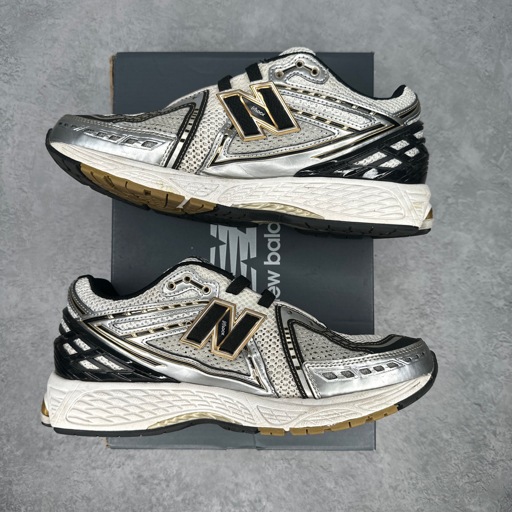 New Balance 1906R White Metallic Gold *pre-owned* SIZE 9