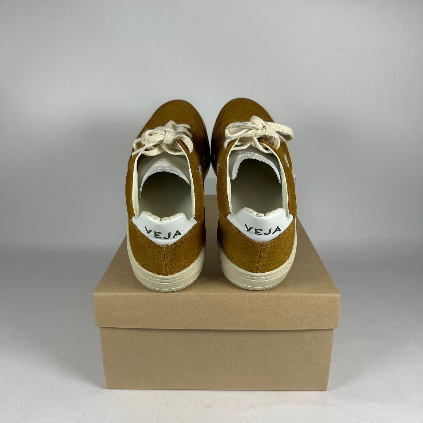 Veja Tan/Brown Sneaker *pre-owned* size 9