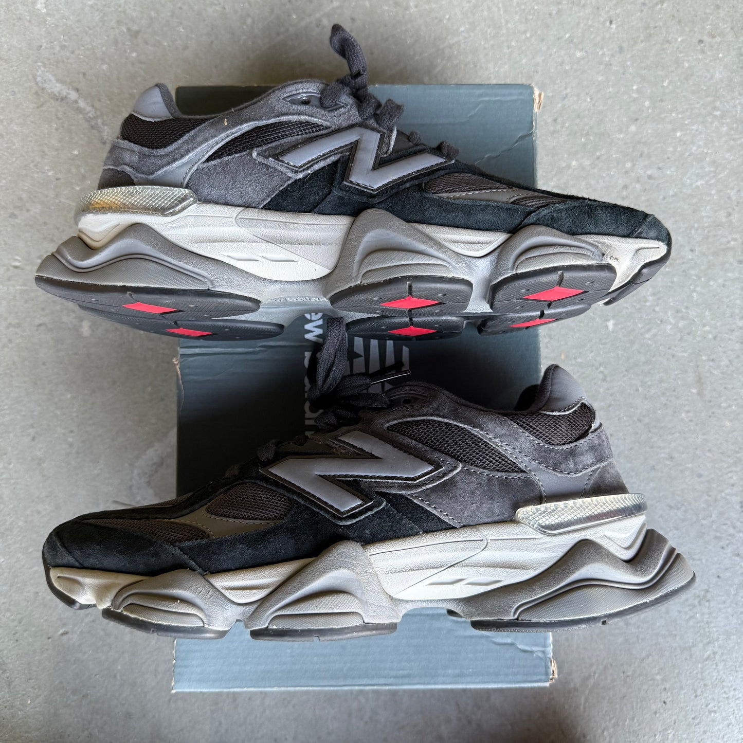 New Balance 9060 Black Castlerock Grey *pre-owned* (SIZE 8)