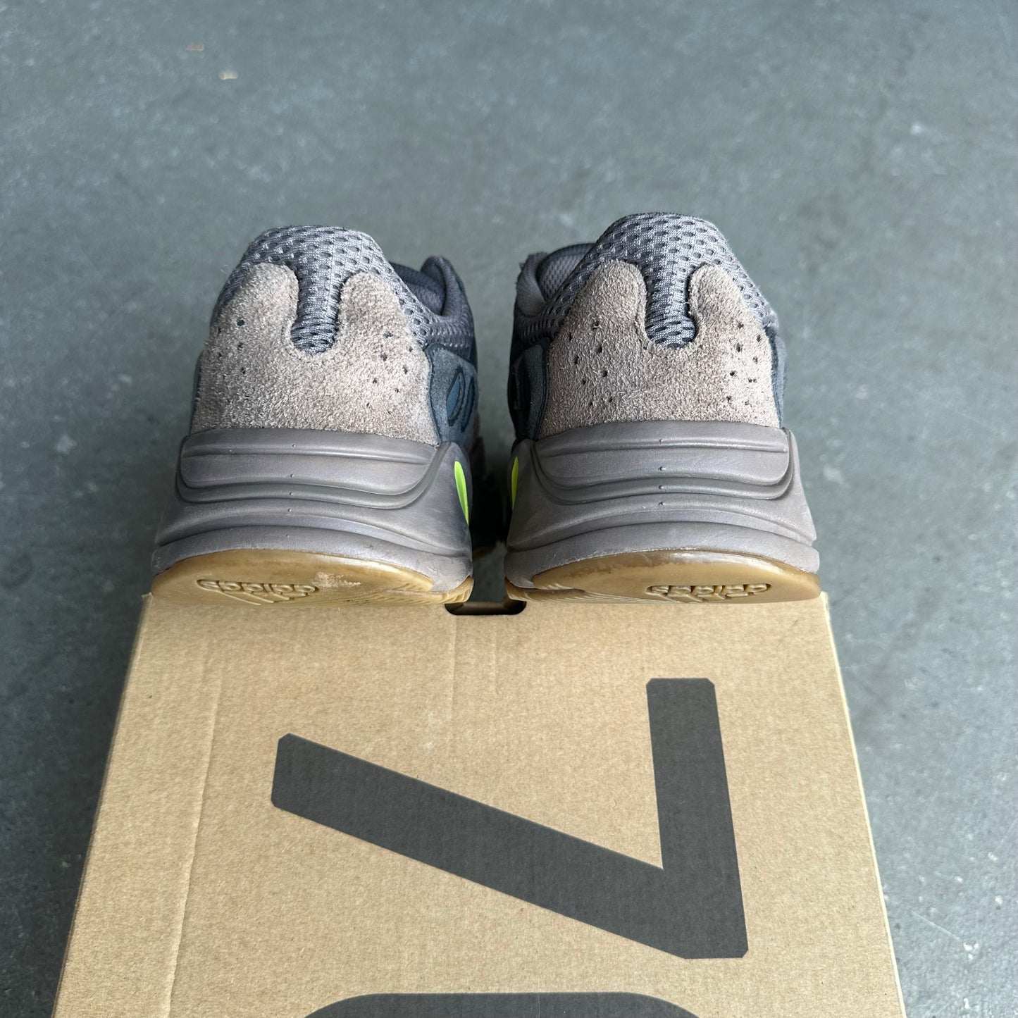 adidas Yeezy Boost 700 Mauve *pre-owned* (SIZE 8.5)