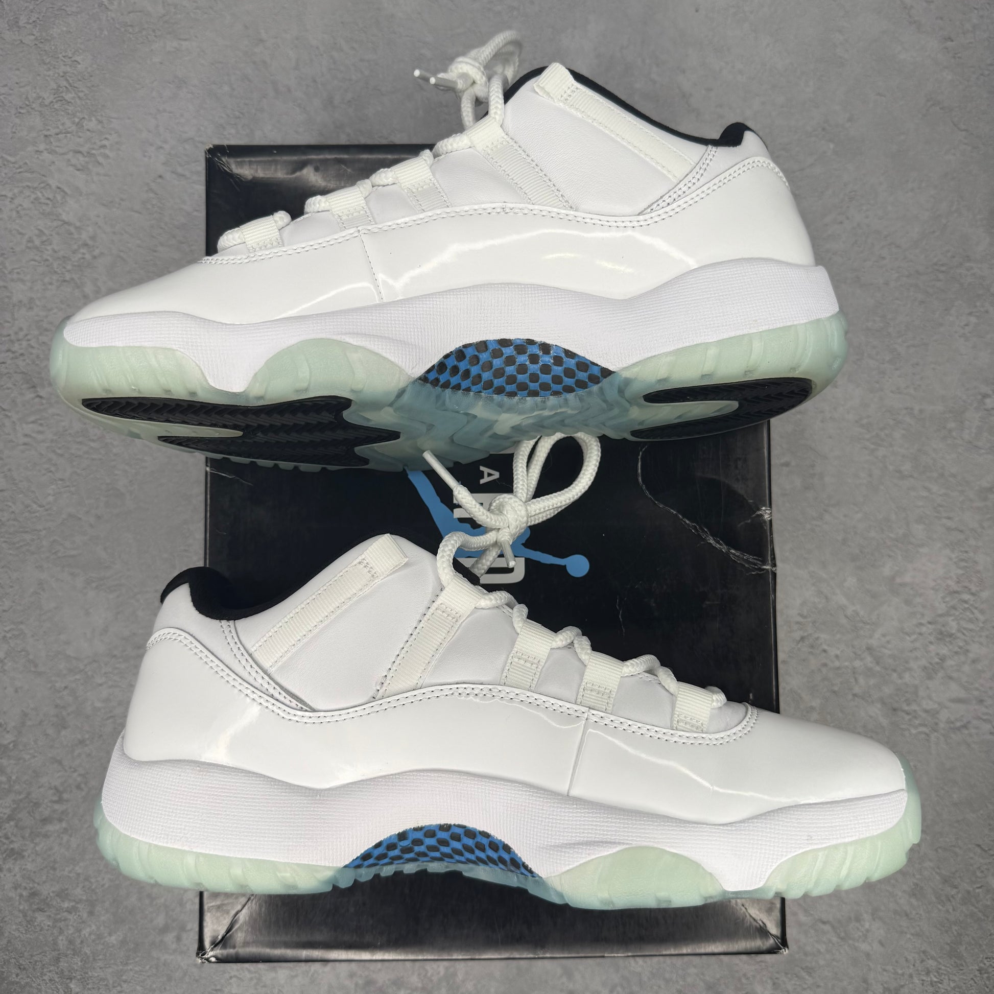 Jordan 11 Retro Low Legend Blue *pre-owned* SIZE 9