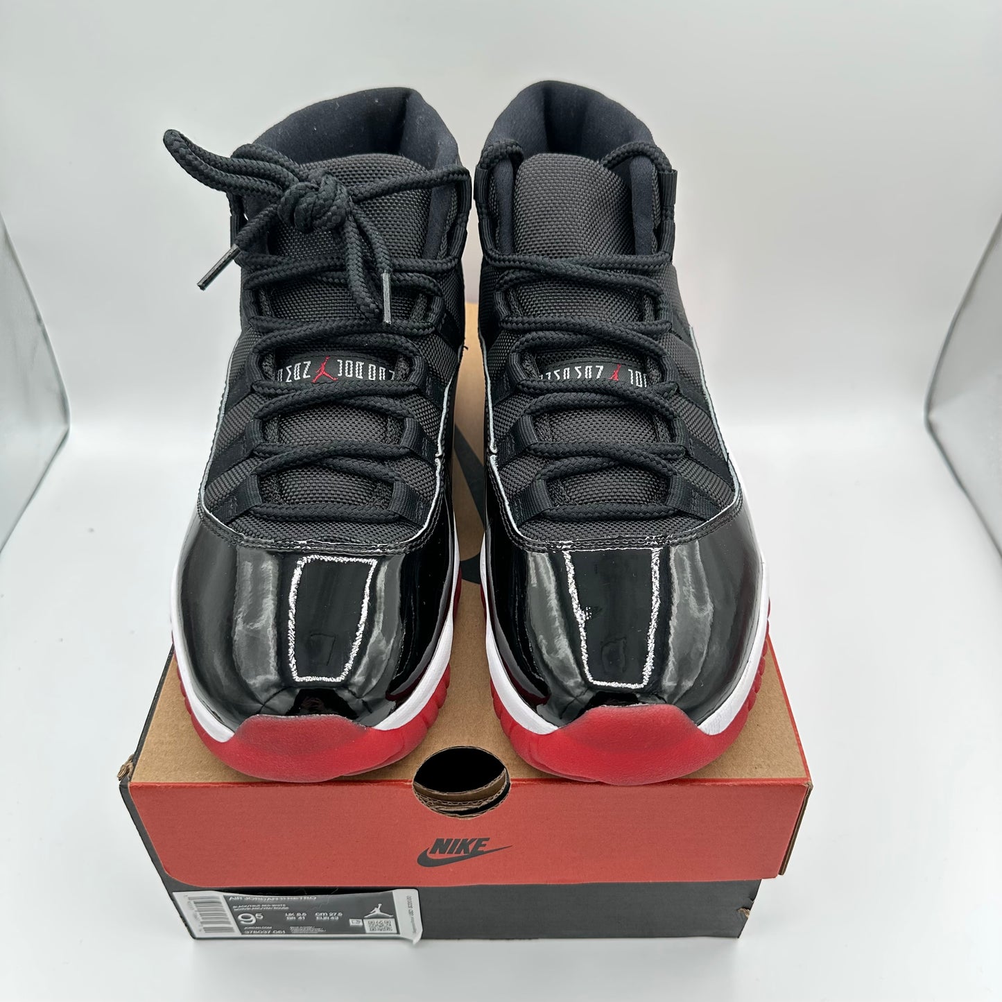 Jordan 11 Retro Bred (2019) *pre-owned* (SIZE 9.5)