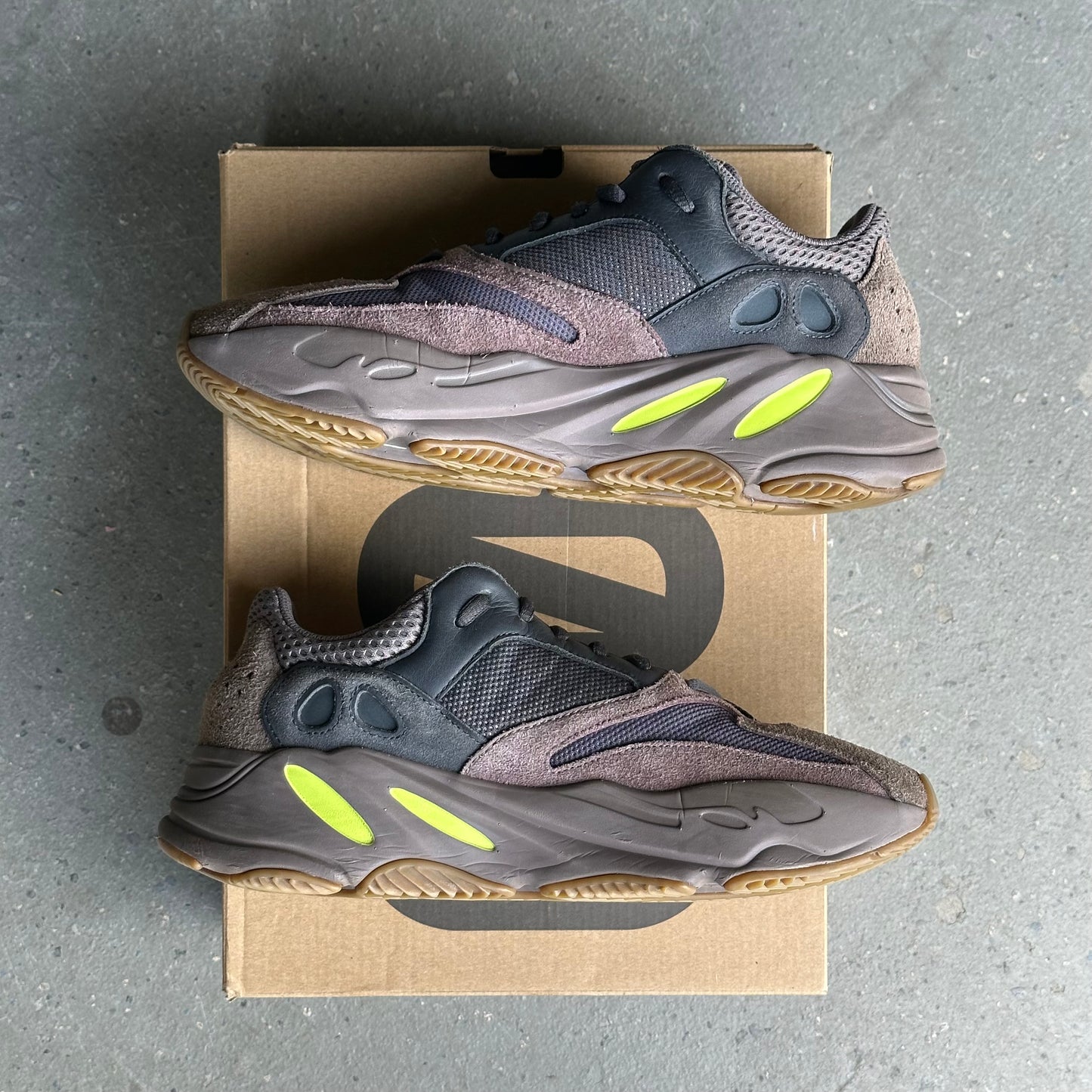 adidas Yeezy Boost 700 Mauve *pre-owned* (SIZE 8.5)