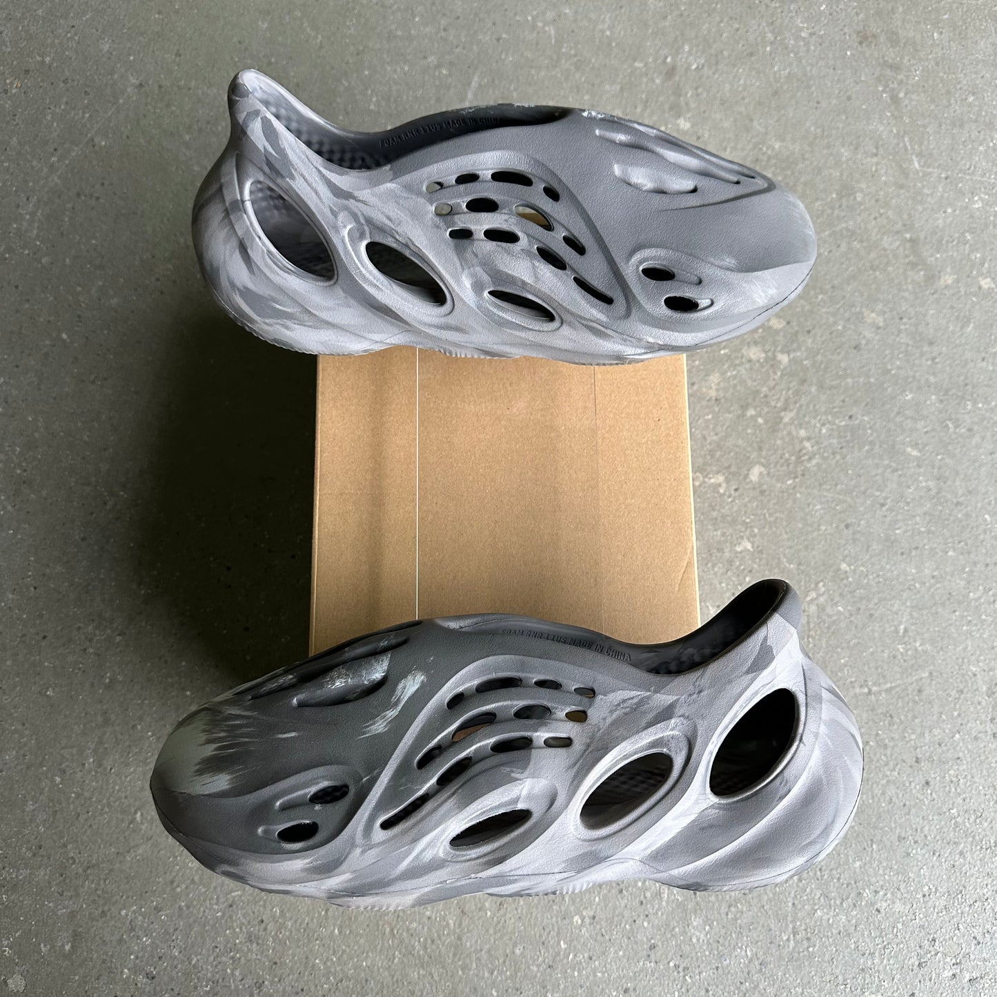 adidas Yeezy Foam RNR MX Granite *pre-owned* VNDS (SIZE 11)
