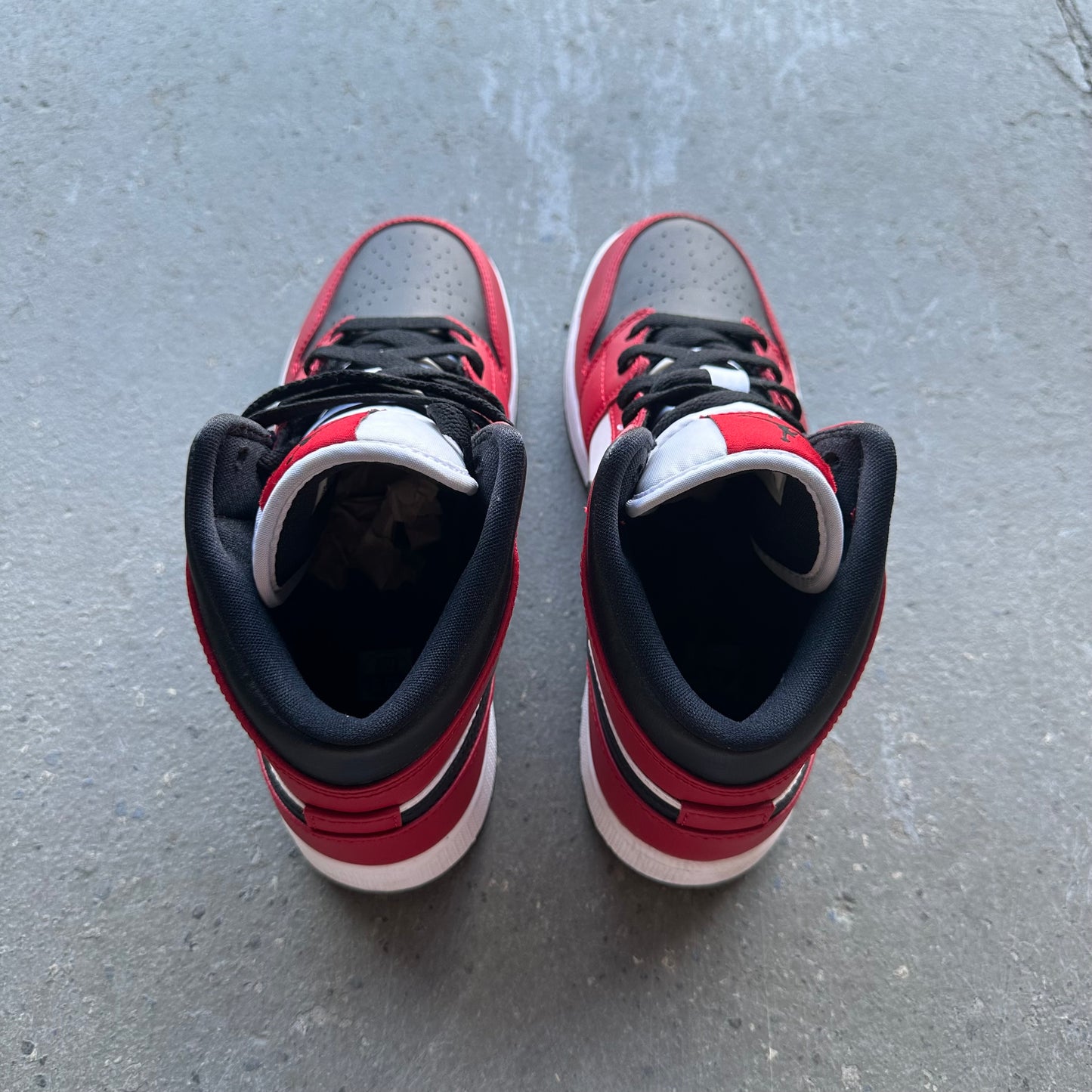 Jordan 1 Mid Chicago Black Toe (GS) *pre-owned* (SIZE 5.5Y)