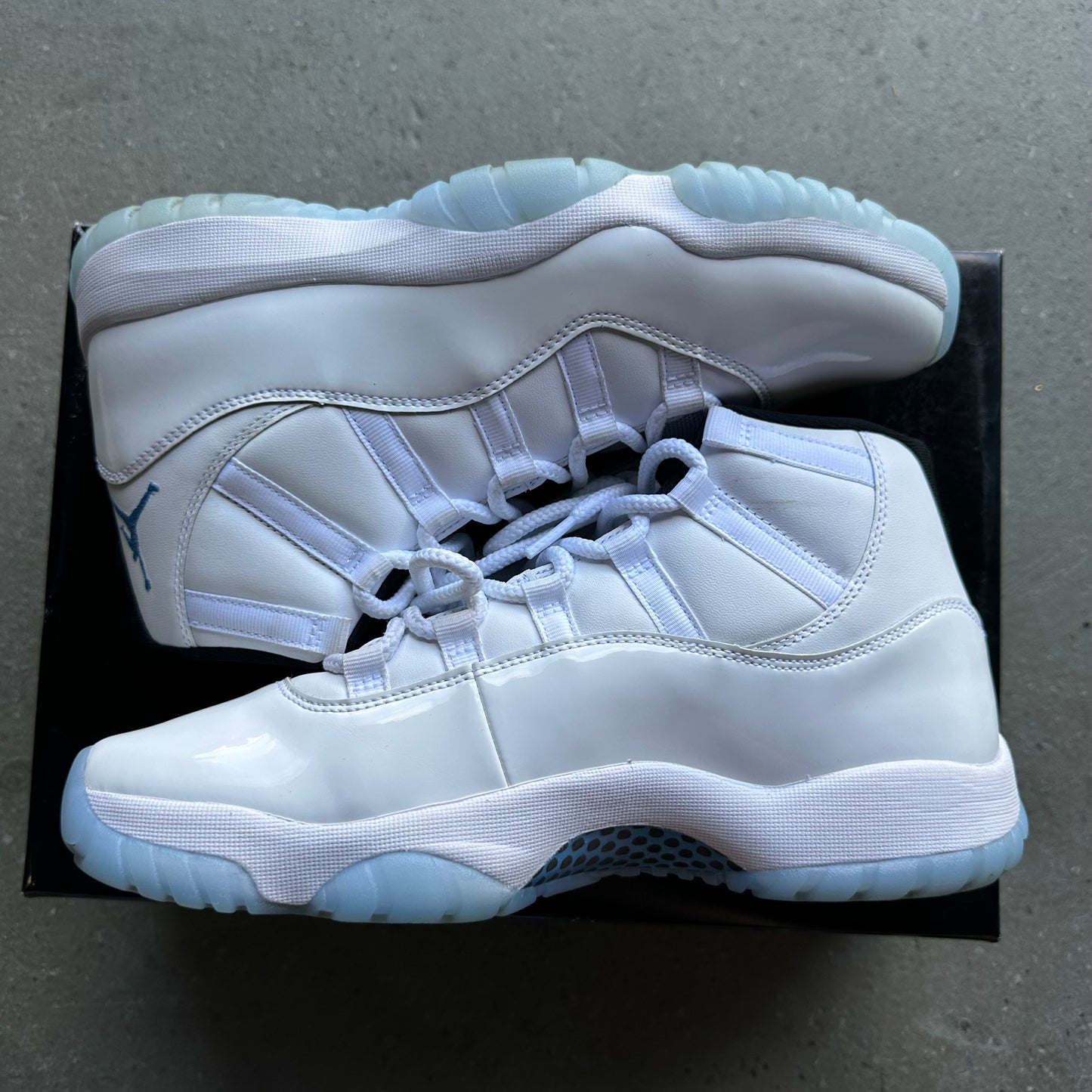 Jordan 11 Retro Legend Blue (2024) *pre-owned* (SIZE 9.5)