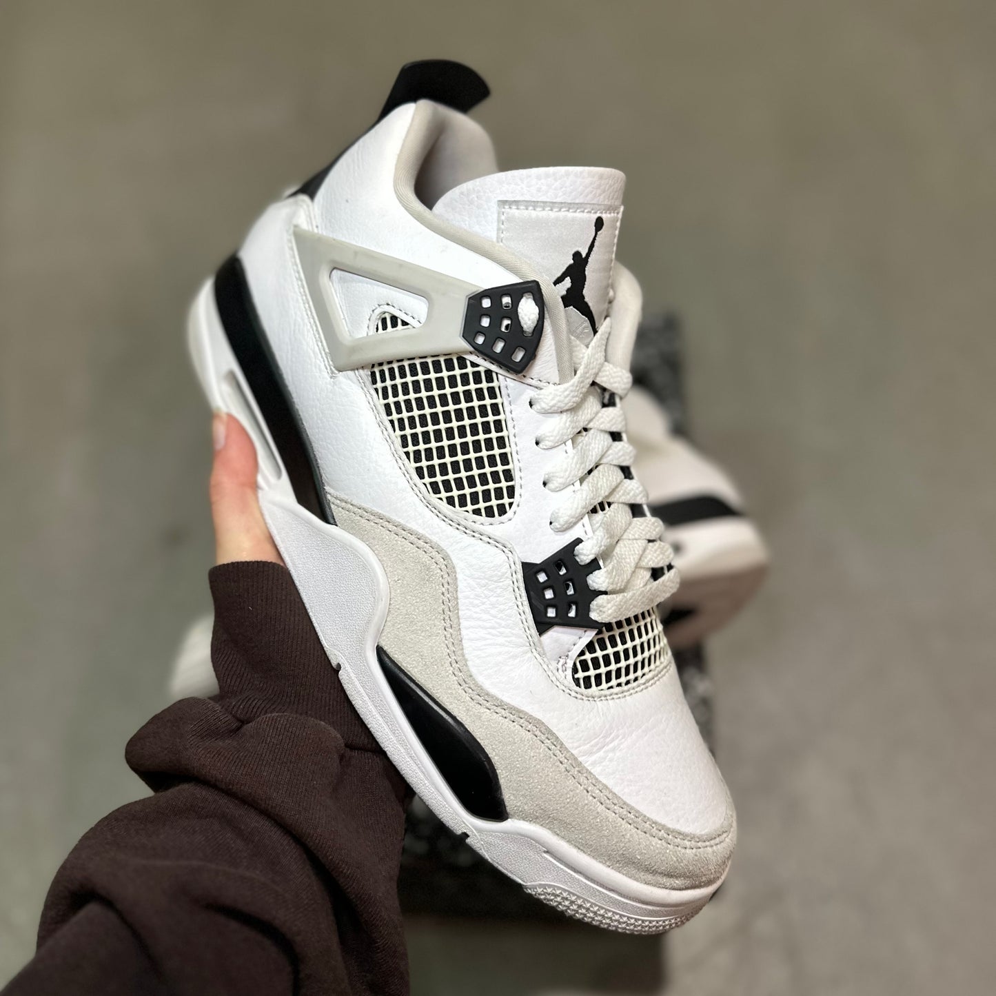 Jordan 4 Retro Military Black *pre-owned* (SIZE 9.5)