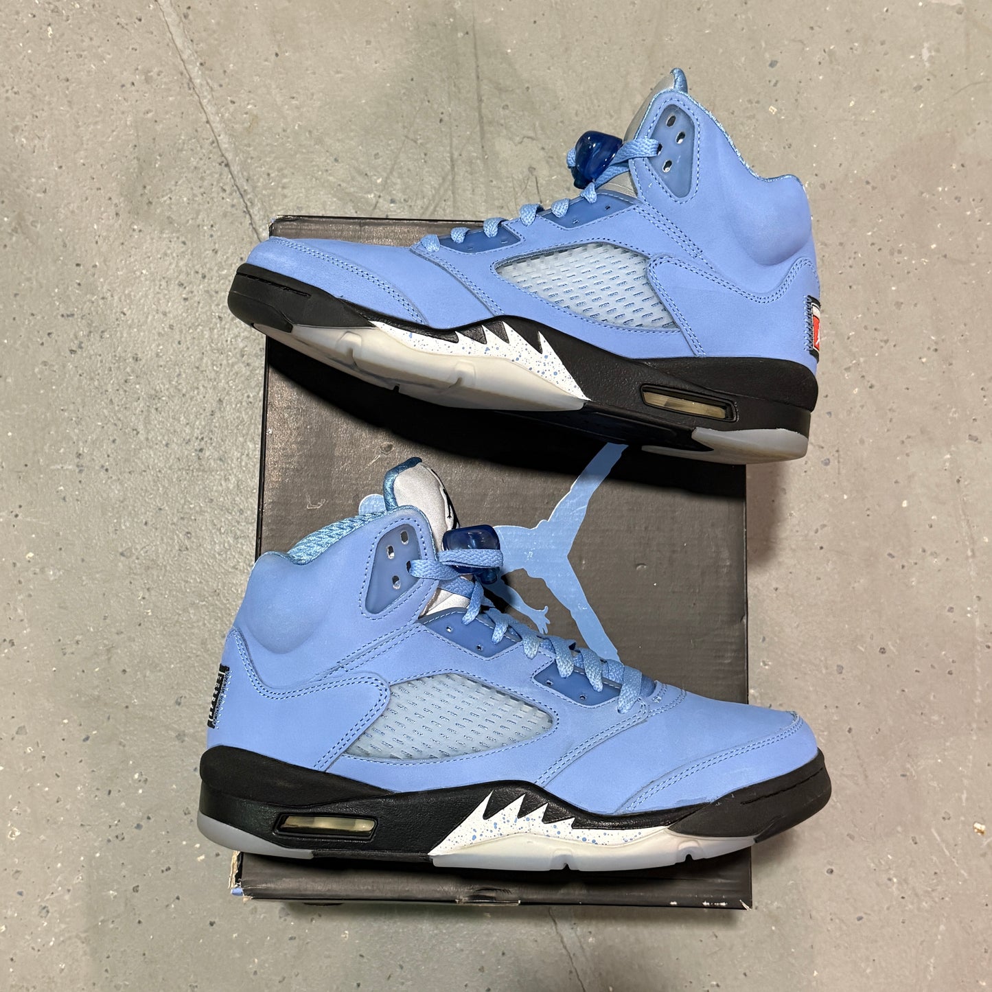 Jordan 5 Retro UNC University Blue *pre-owned* (SIZE 9.5)