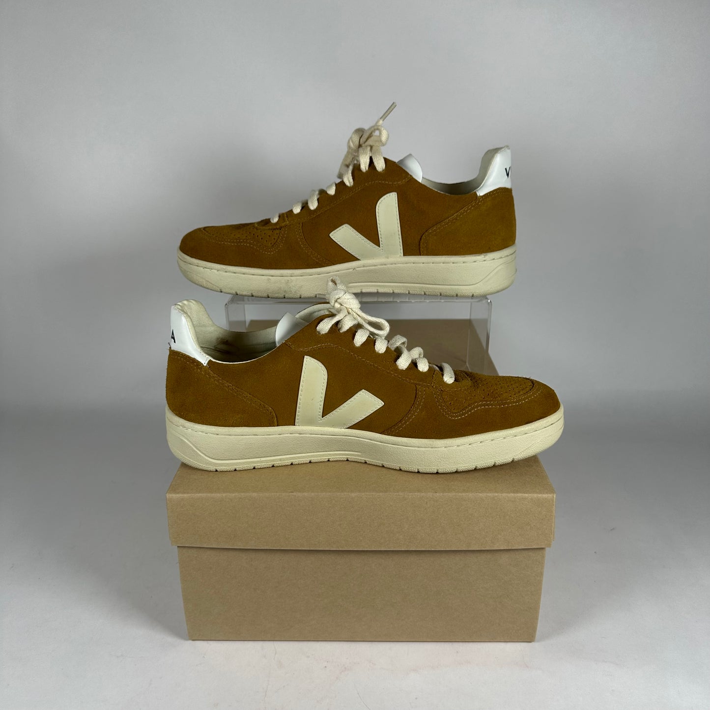 Veja Tan/Brown Sneaker *pre-owned* size 9