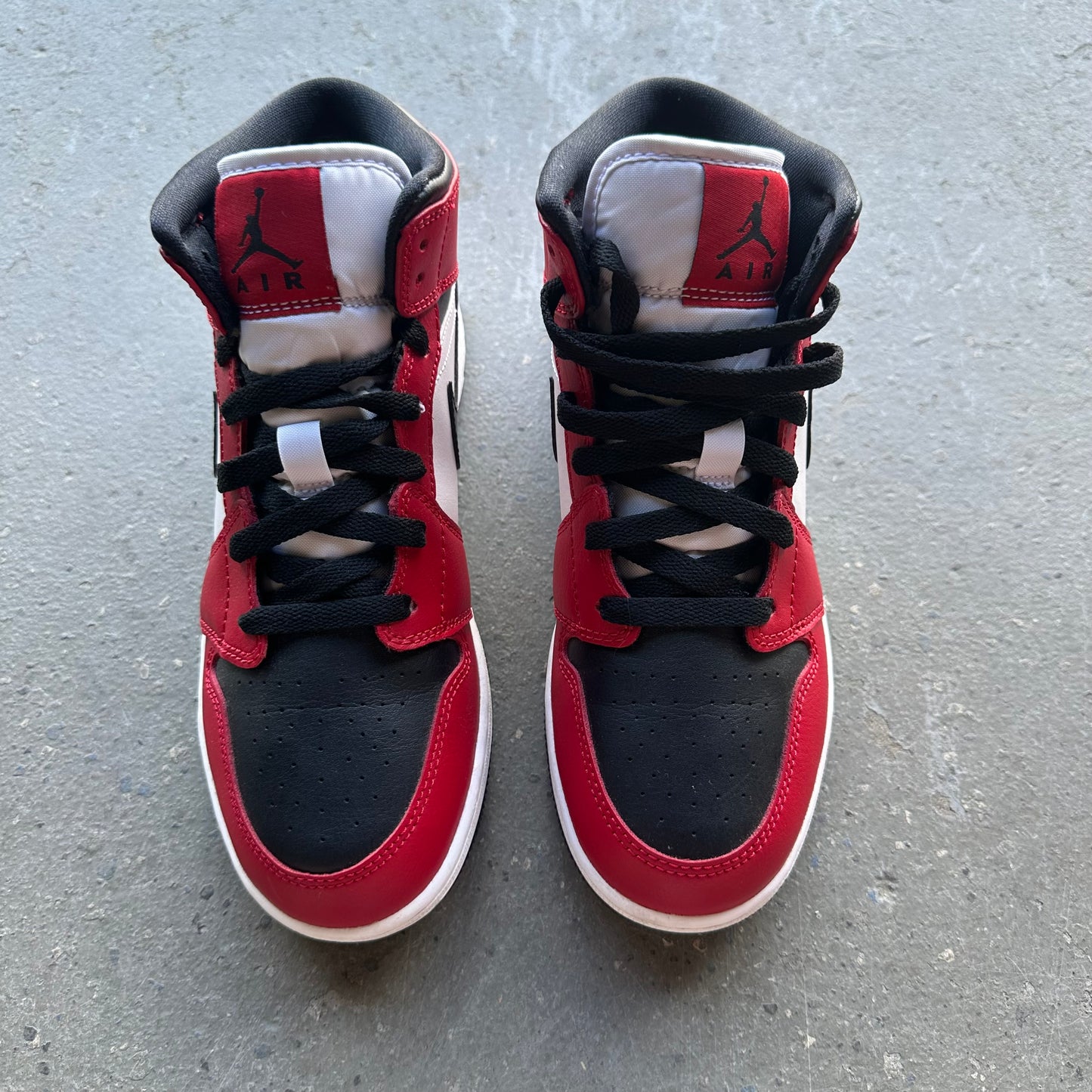 Jordan 1 Mid Chicago Black Toe (GS) *pre-owned* (SIZE 5.5Y)