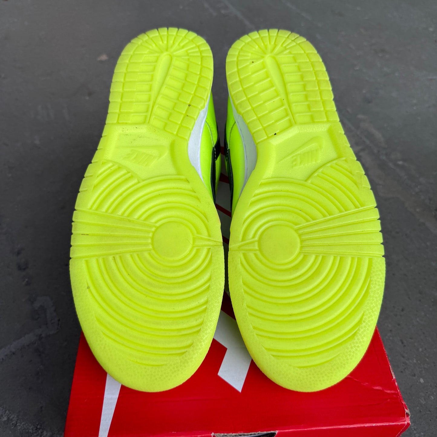 Nike Dunk Low SE Splash Volt *pre-owned* (SIZE 11)