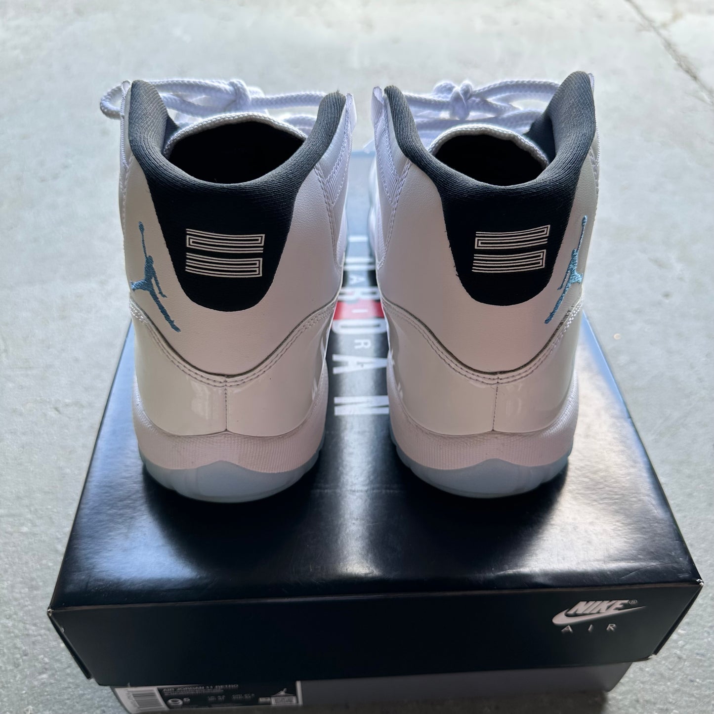 Jordan 11 Retro Legend Blue (2024) *pre-owned* (SIZE 9.5)