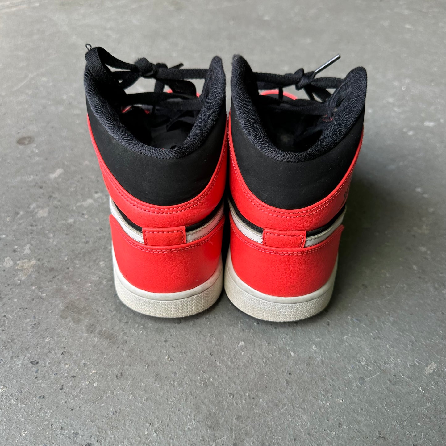 Jordan 1 Mid Infrared 23 *pre-owned* (SIZE 9.5)