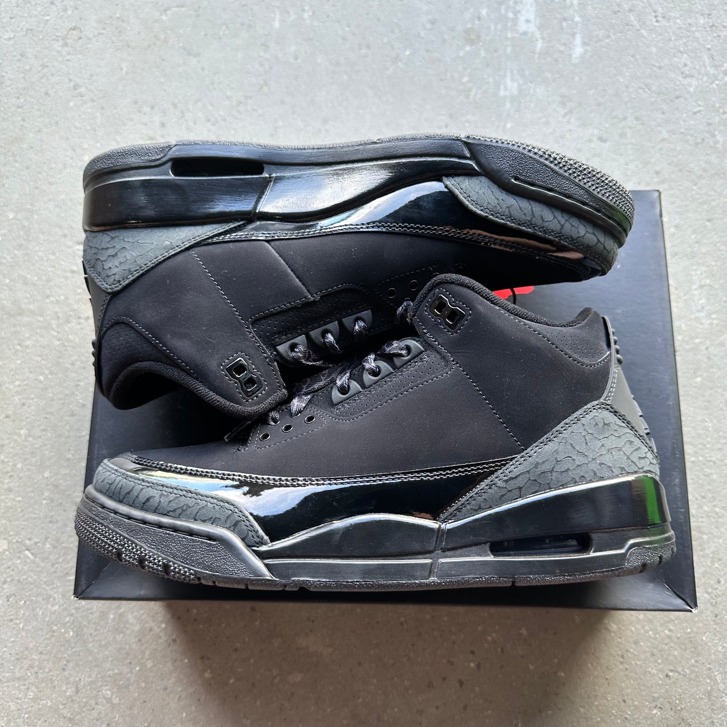 Jordan 3 Retro Black Cat (2025) *pre-owned* VNDS (SIZE 9.5)