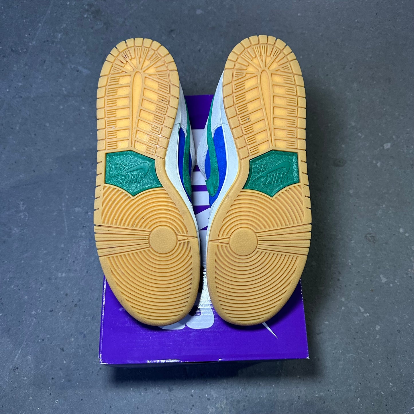 Nike SB Dunk Low Hyper Royal Malachite *pre-owned* (SIZE 10)