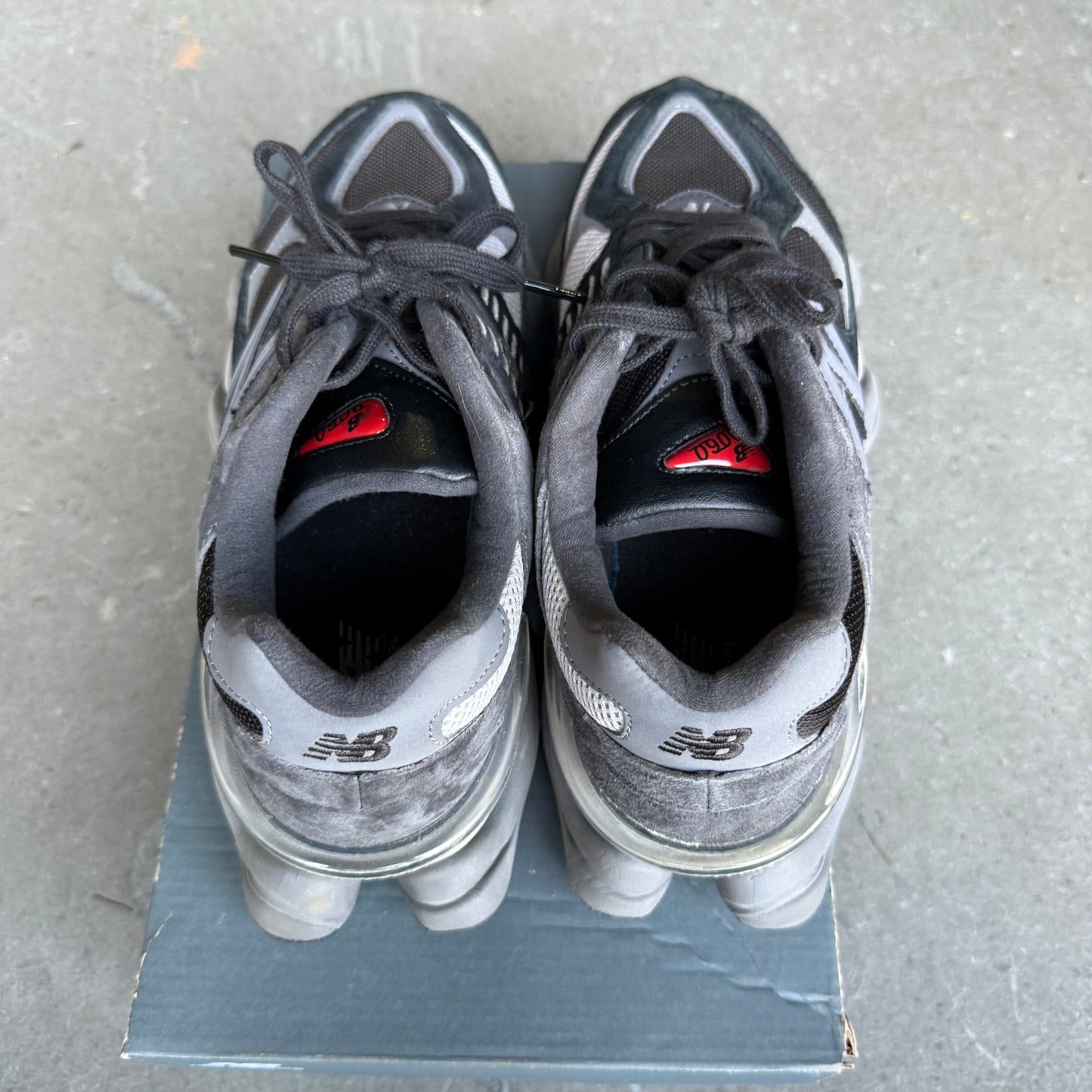 New Balance 9060 Black Castlerock Grey *pre-owned* (SIZE 8)