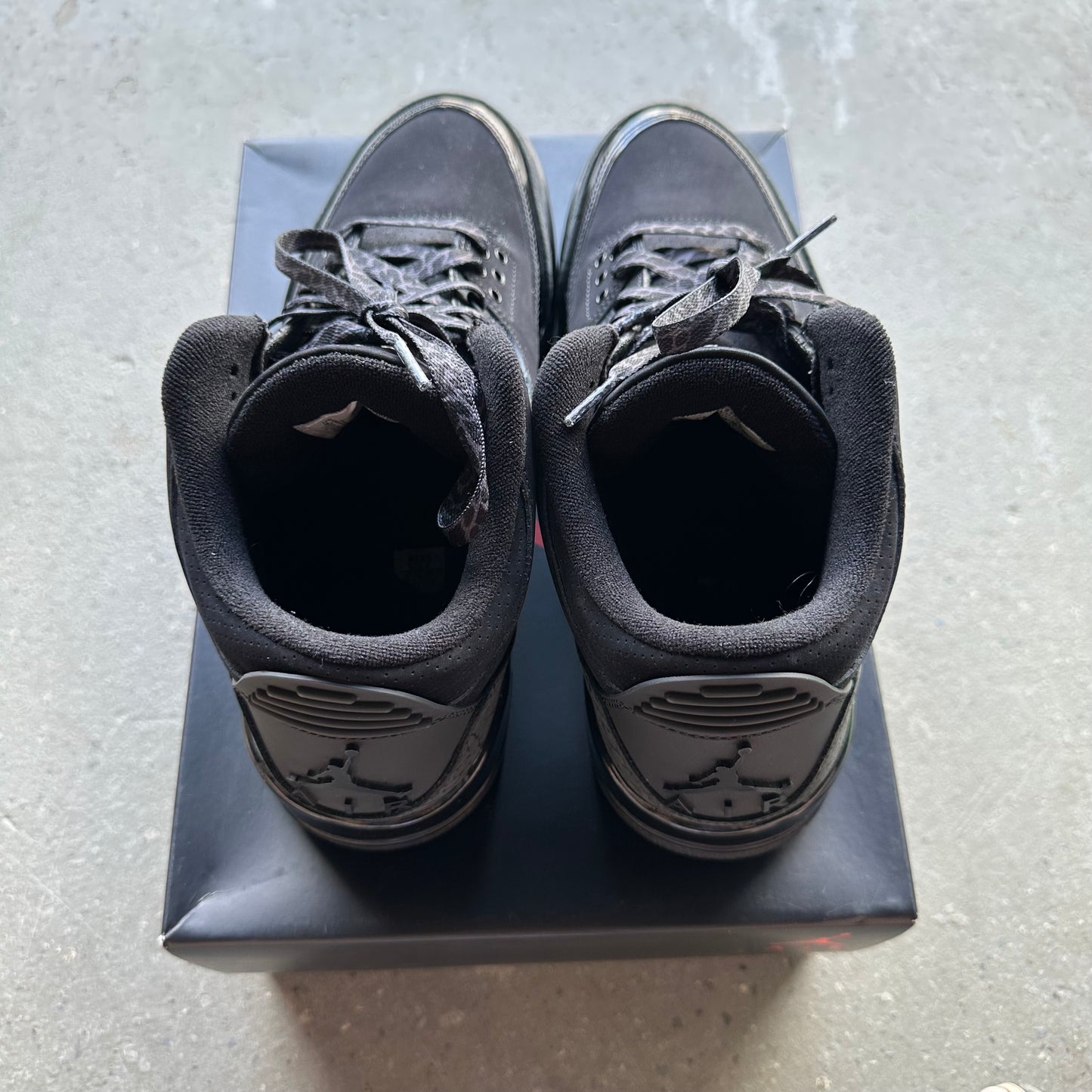 Jordan 3 Retro Black Cat (2025) *pre-owned* VNDS (SIZE 9.5)