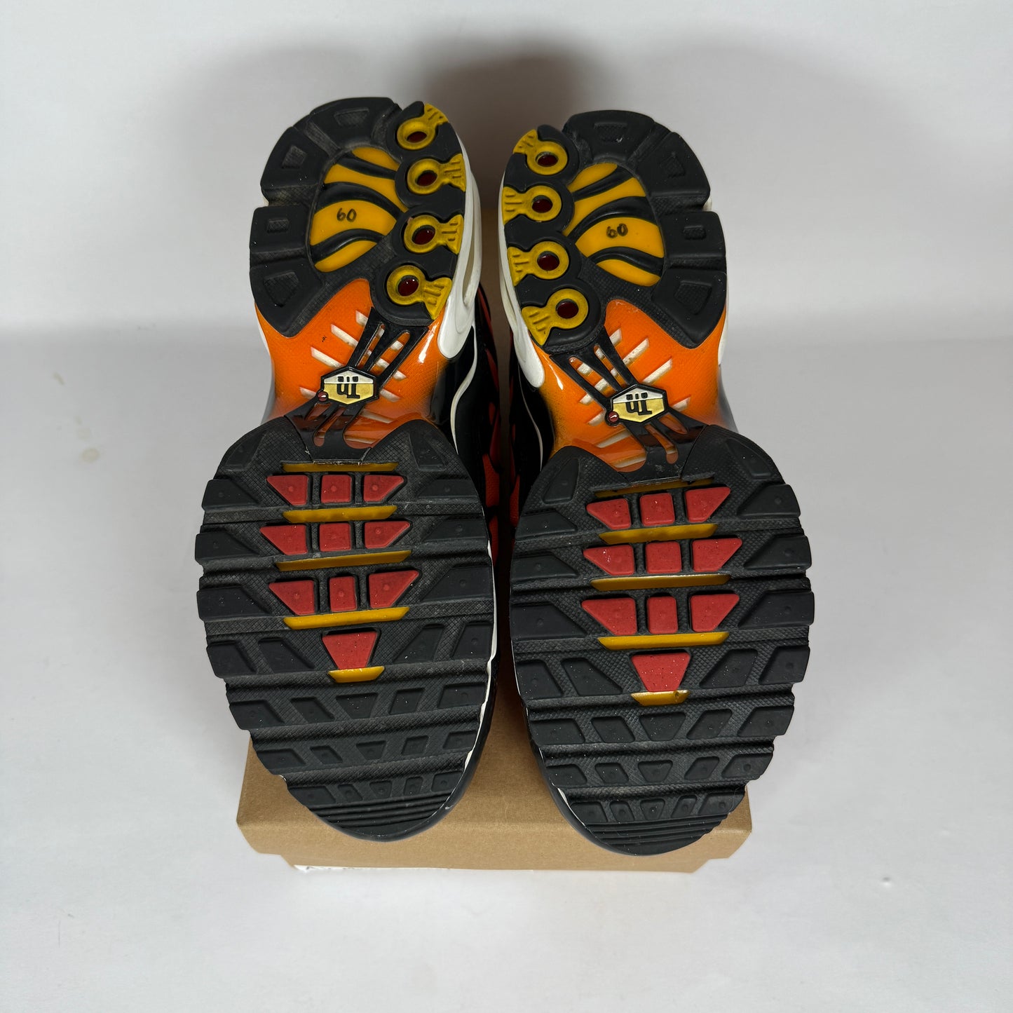 Nike Air Max Plus Sunset (2018) (pre-owned) (SIZE 7Y)