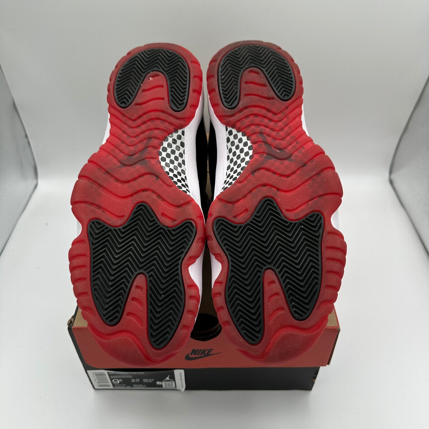 Jordan 11 Retro Bred (2019) *pre-owned* (SIZE 9.5)