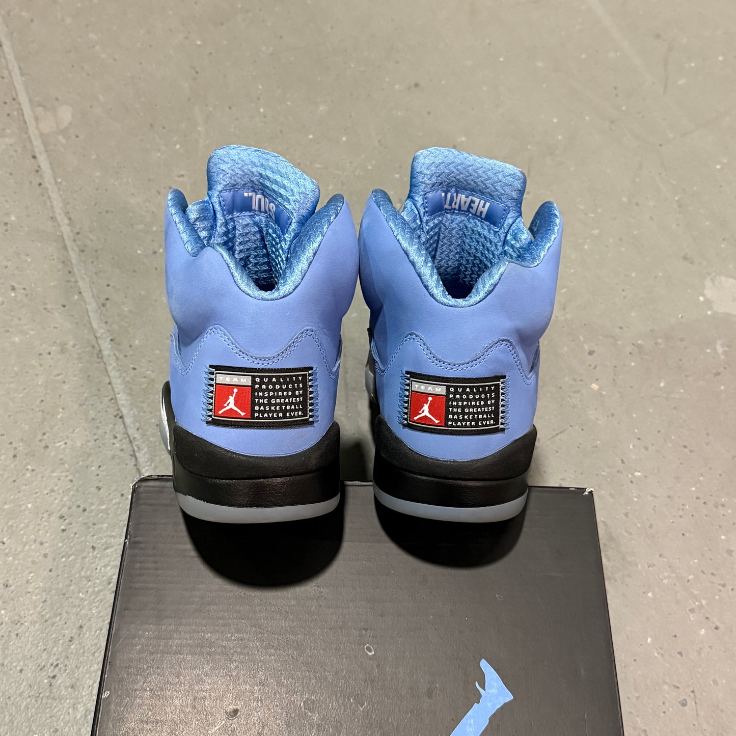 Jordan 5 Retro UNC University Blue *pre-owned* (SIZE 9.5)