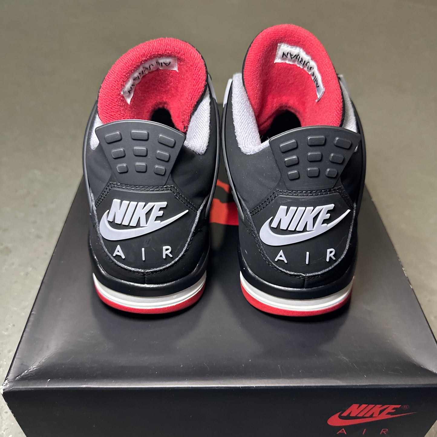Air Jordan 4 Bred (2019) *pre-owned* (SIZE 8)