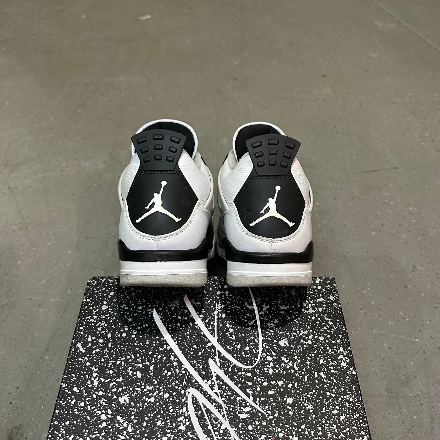 Jordan 4 Retro Military Black *pre-owned* (SIZE 9.5)