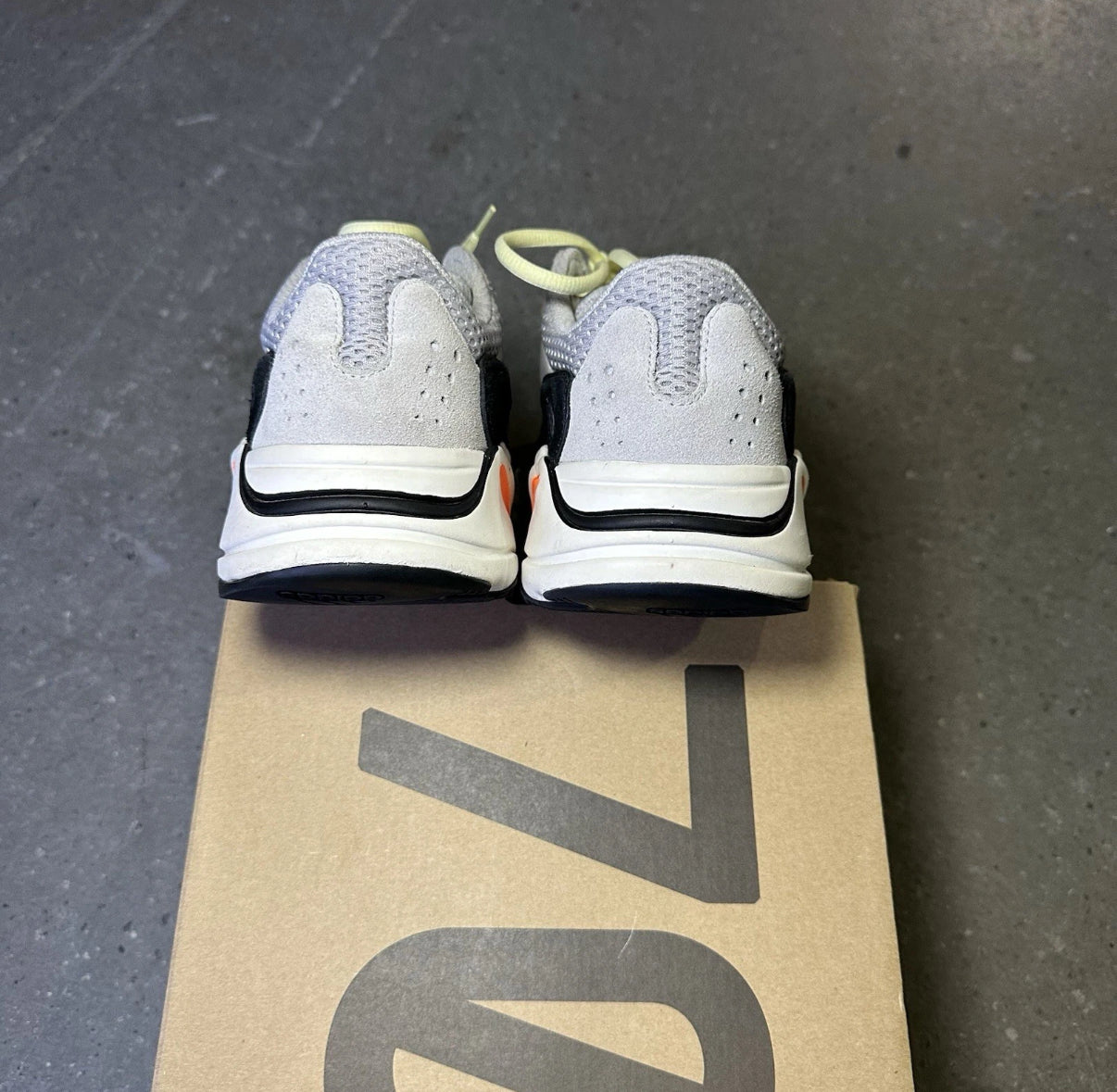 adidas Yeezy Boost 700 Wave Runner *pre-owned* (SIZE 8)