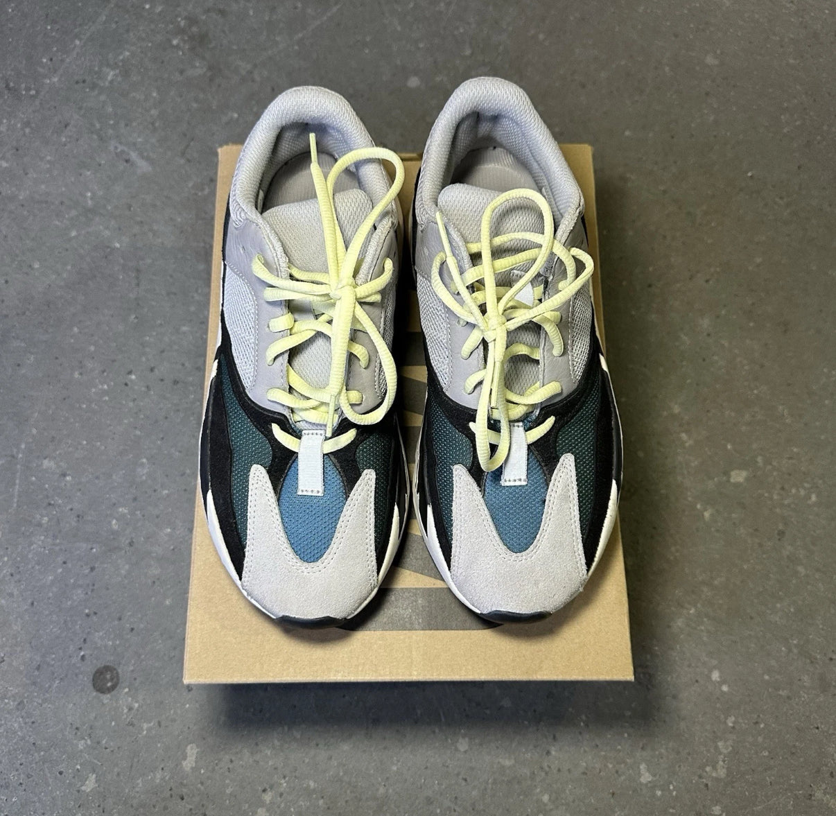 adidas Yeezy Boost 700 Wave Runner *pre-owned* (SIZE 8)
