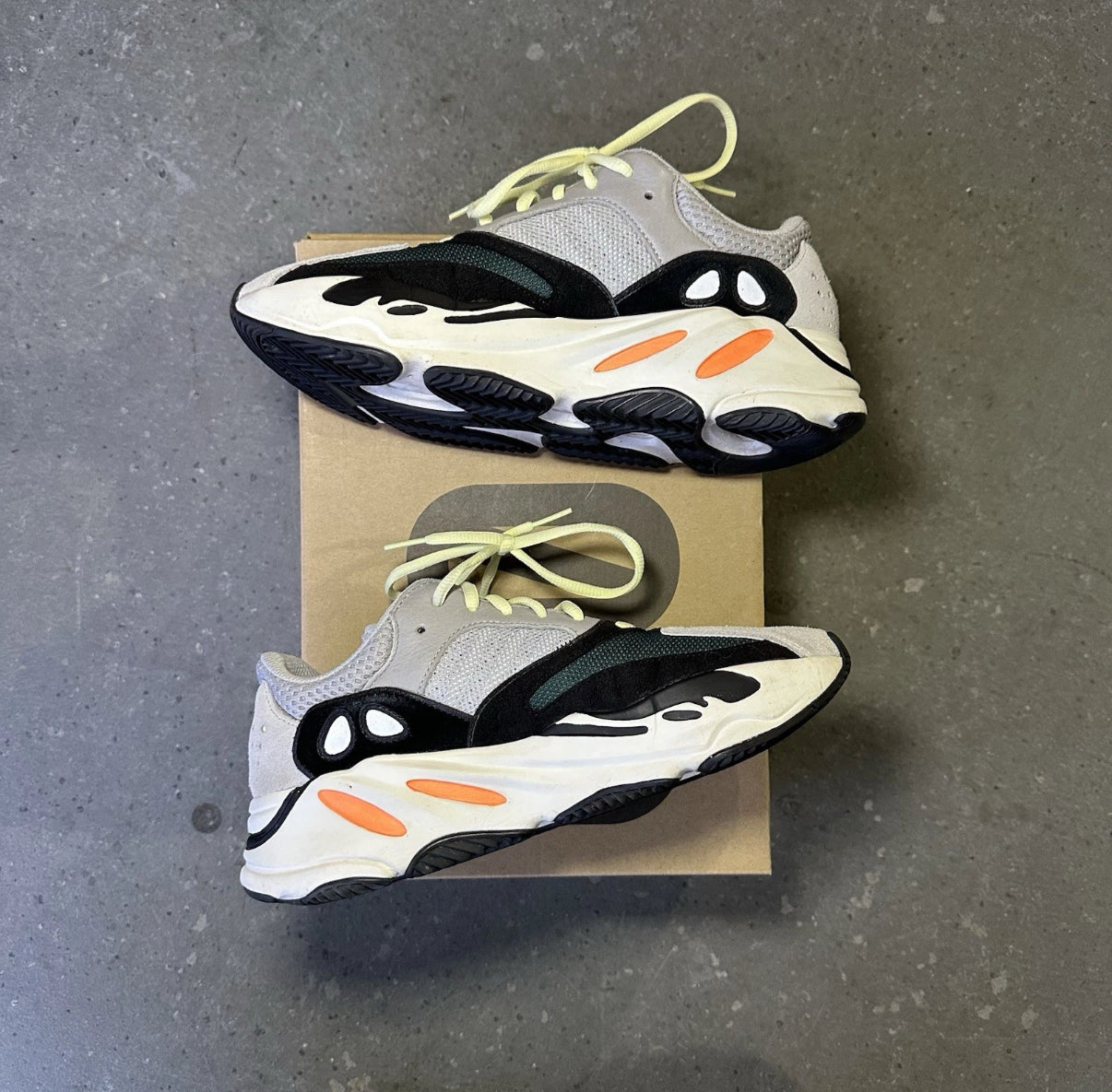 adidas Yeezy Boost 700 Wave Runner *pre-owned* (SIZE 8)