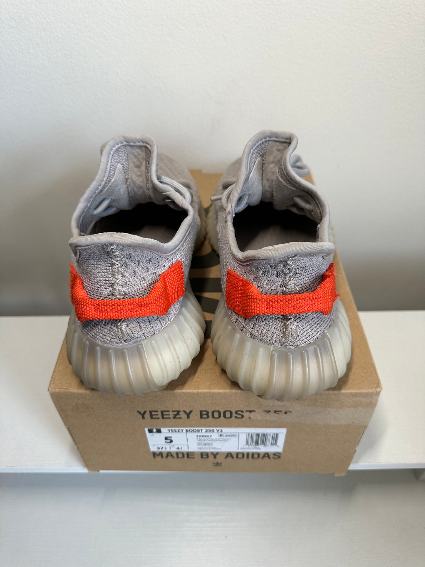 adidas Yeezy Boost 350 V2 Tail Light *pre-owned* (SIZE 5Y)