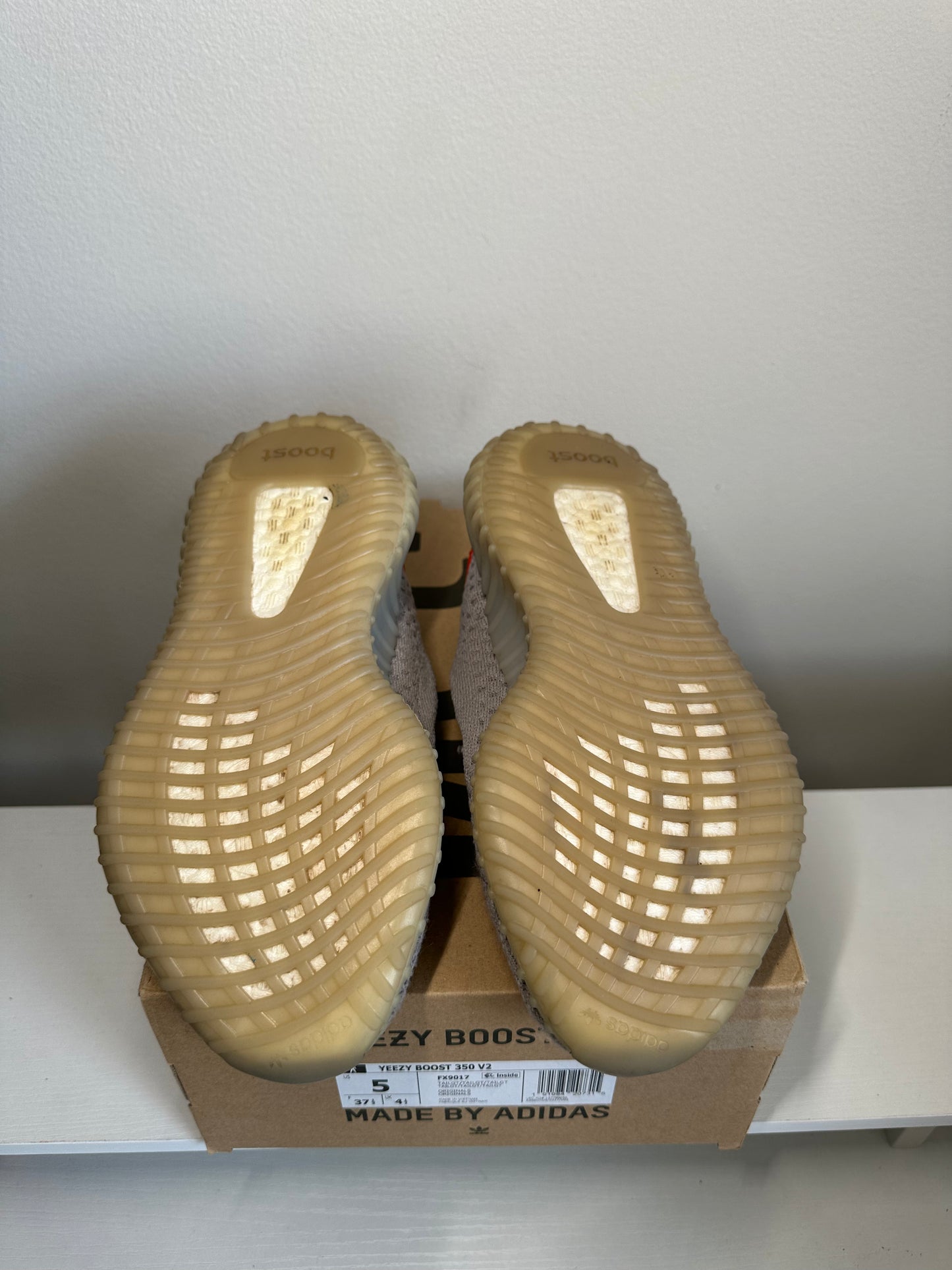 adidas Yeezy Boost 350 V2 Tail Light *pre-owned* (SIZE 5Y)