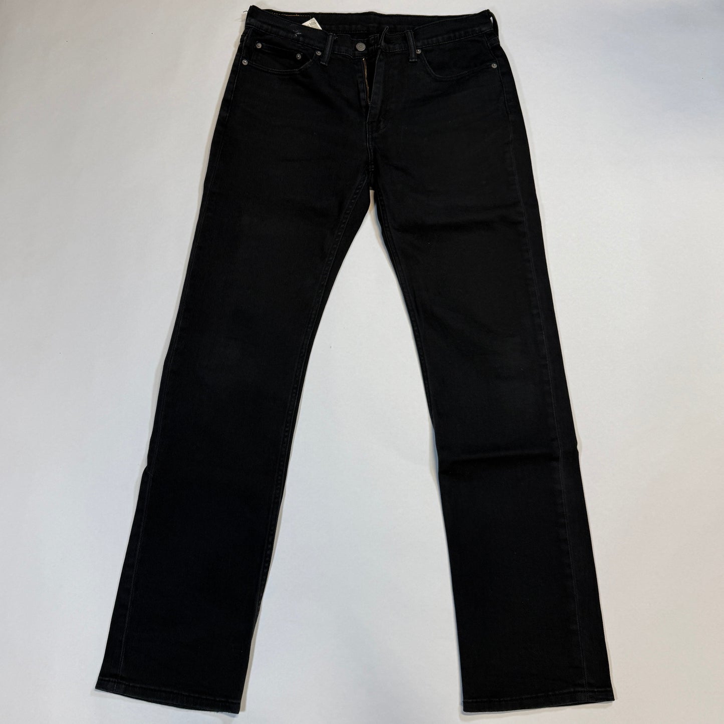 Levis 514 Black Jeans *pre-owned* (32x34), Pre-owned Levi’s 514 black jeans in 32x34. Classic straight fit with a sleek, modern look.