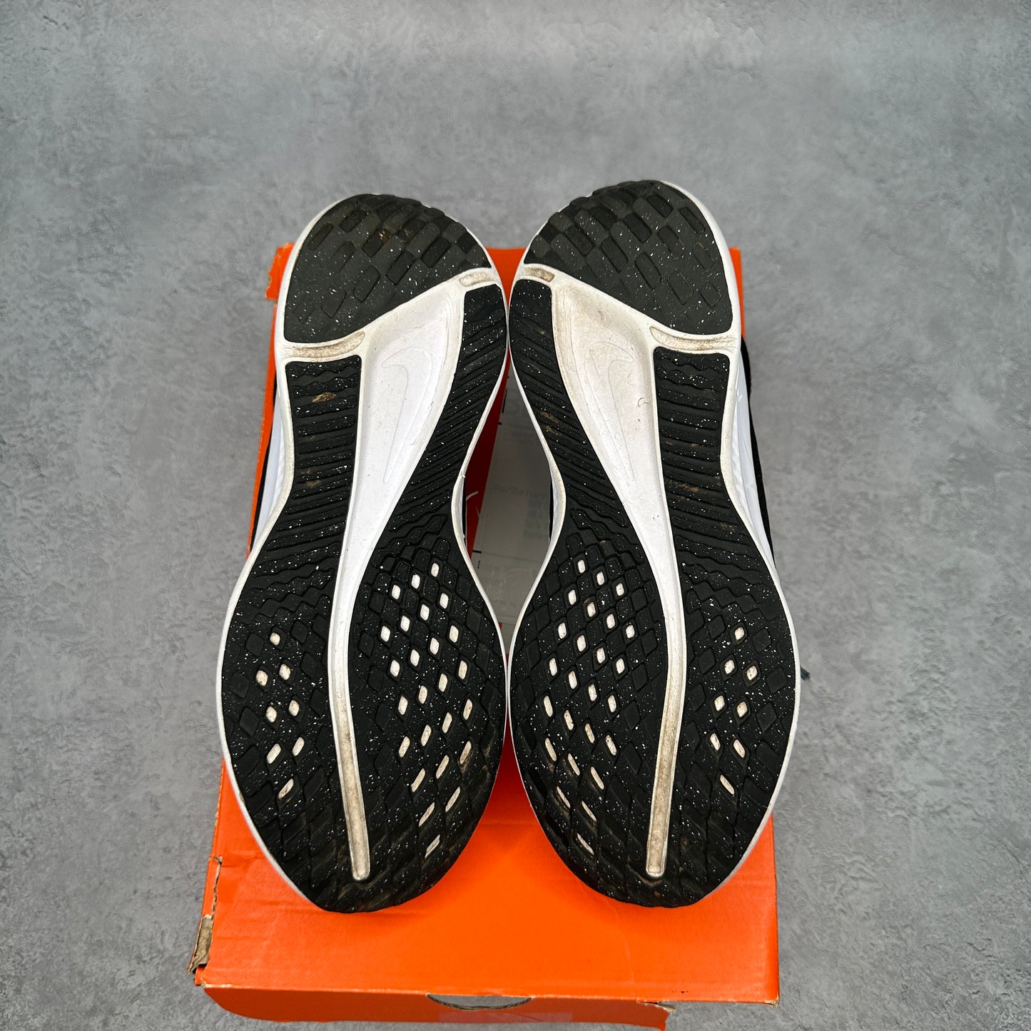 Nike Quest 5 Black Smoke Grey Dark Smoke Grey White *pre-owned* SIZE 9