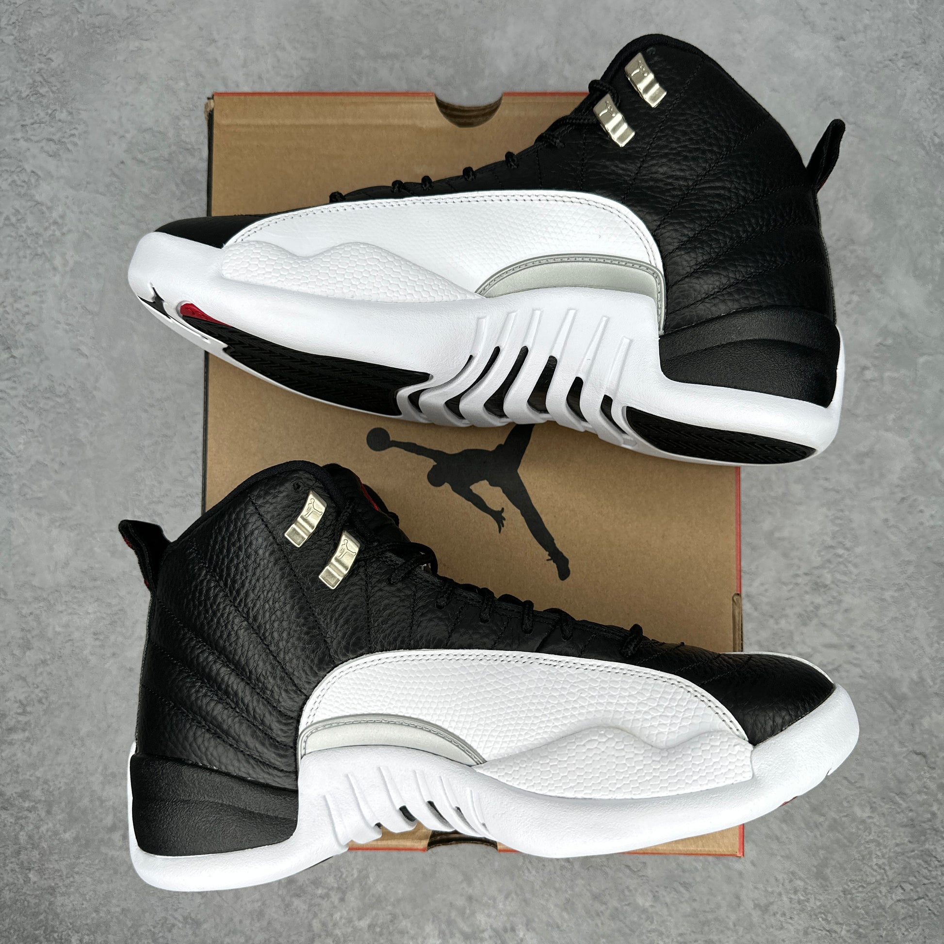 Jordan 12 Retro Playoffs (2022) *pre-owned* SIZE 9