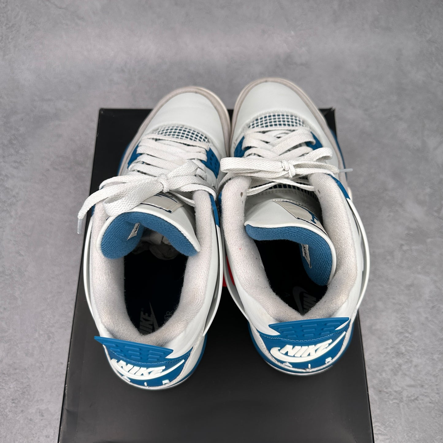 Jordan 4 Retro Military Blue (2024) *pre-owned* SIZE 10.5