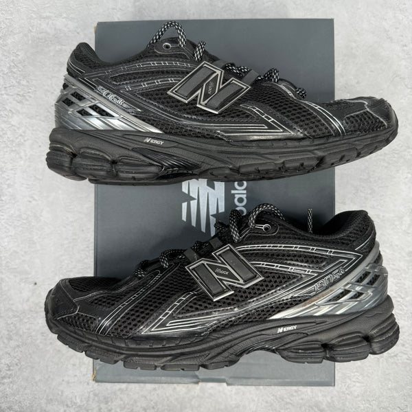 New Balance 1906R Black Metallic Silver *pre-owned* SIZE 8.5