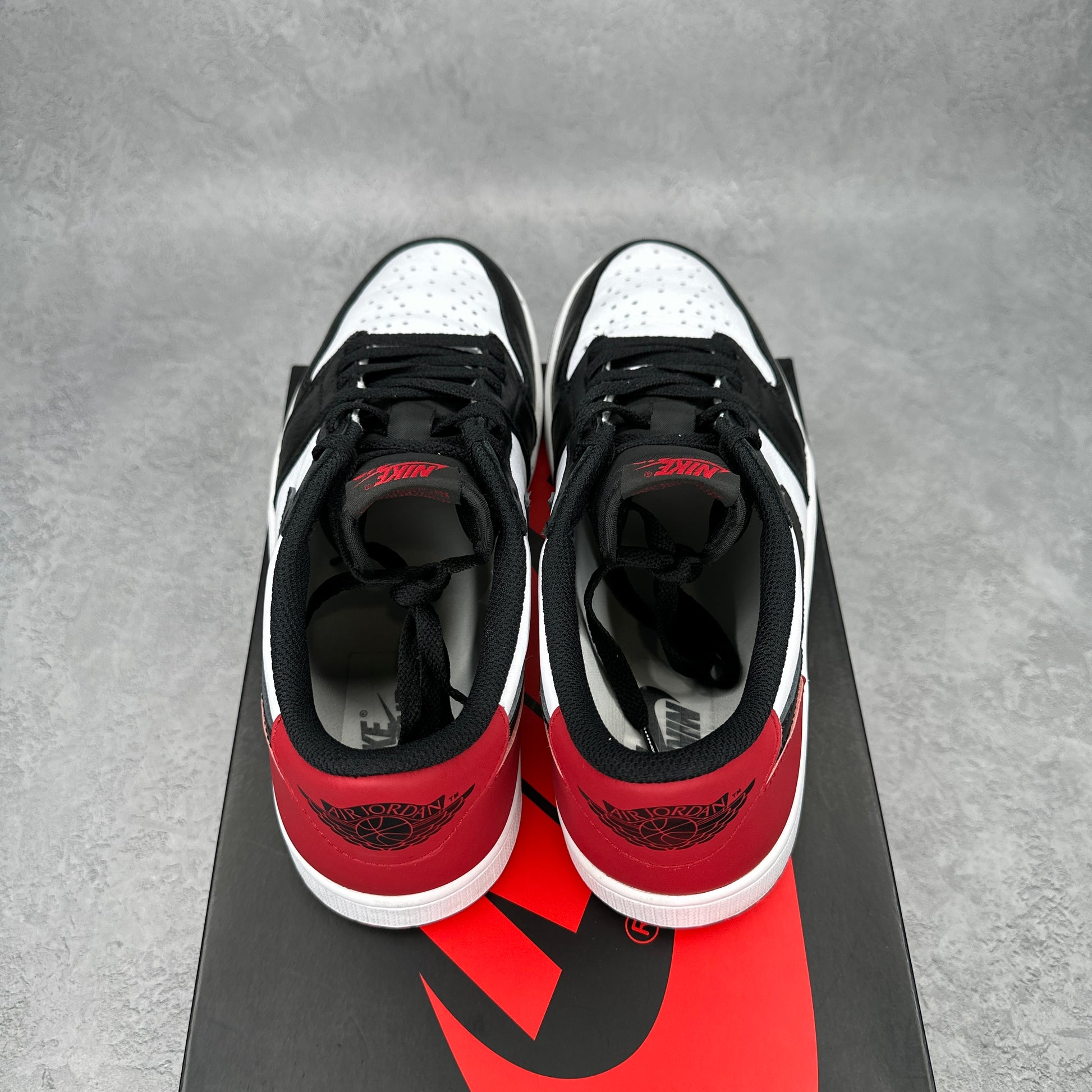 Jordan 1 Retro Low OG Black Toe (2023) VNDS *pre-owned* SIZE 9