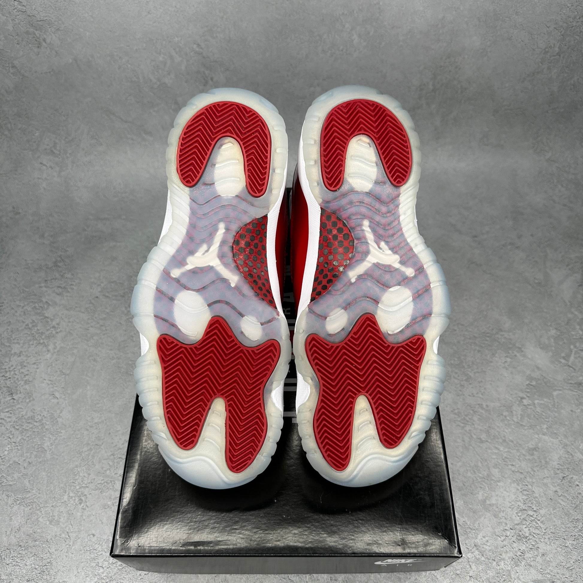 Jordan 11 Retro Cherry (2022) VNDS *pre-owned* SIZE 9