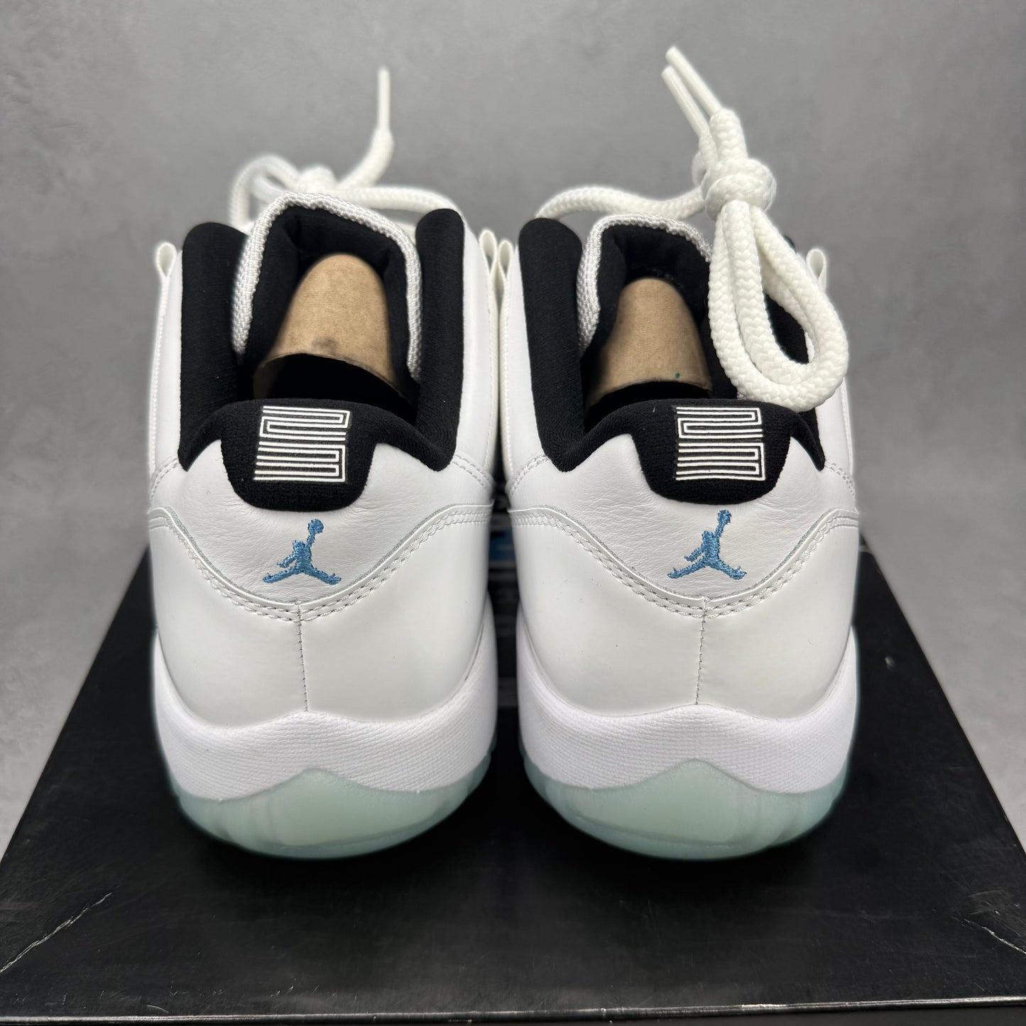 Jordan 11 Retro Low Legend Blue *pre-owned* SIZE 9