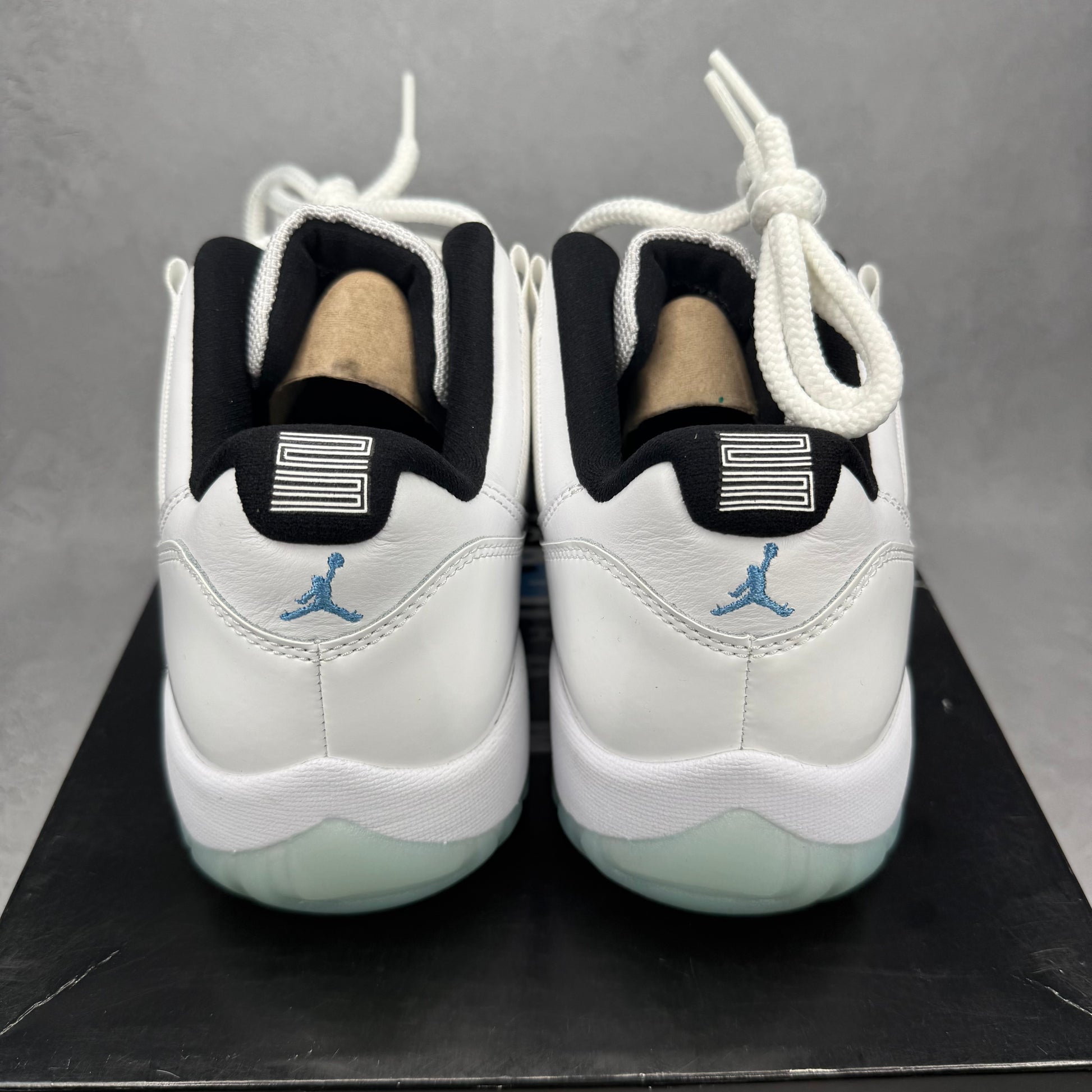 Jordan 11 Retro Low Legend Blue *pre-owned* SIZE 9