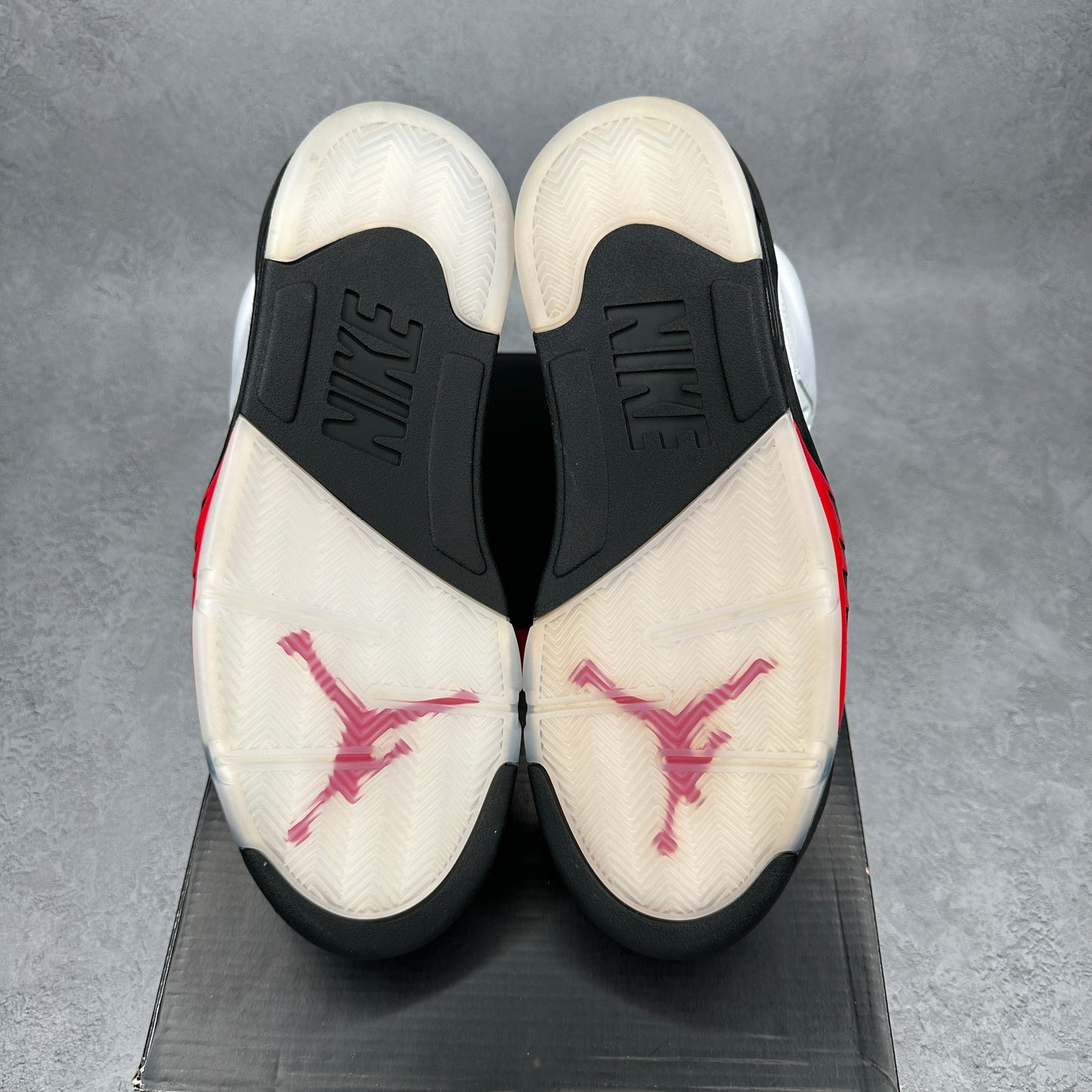 Jordan 5 Retro Fire Red Silver Tongue (2020) VNDS *pre-owned* SIZE 9