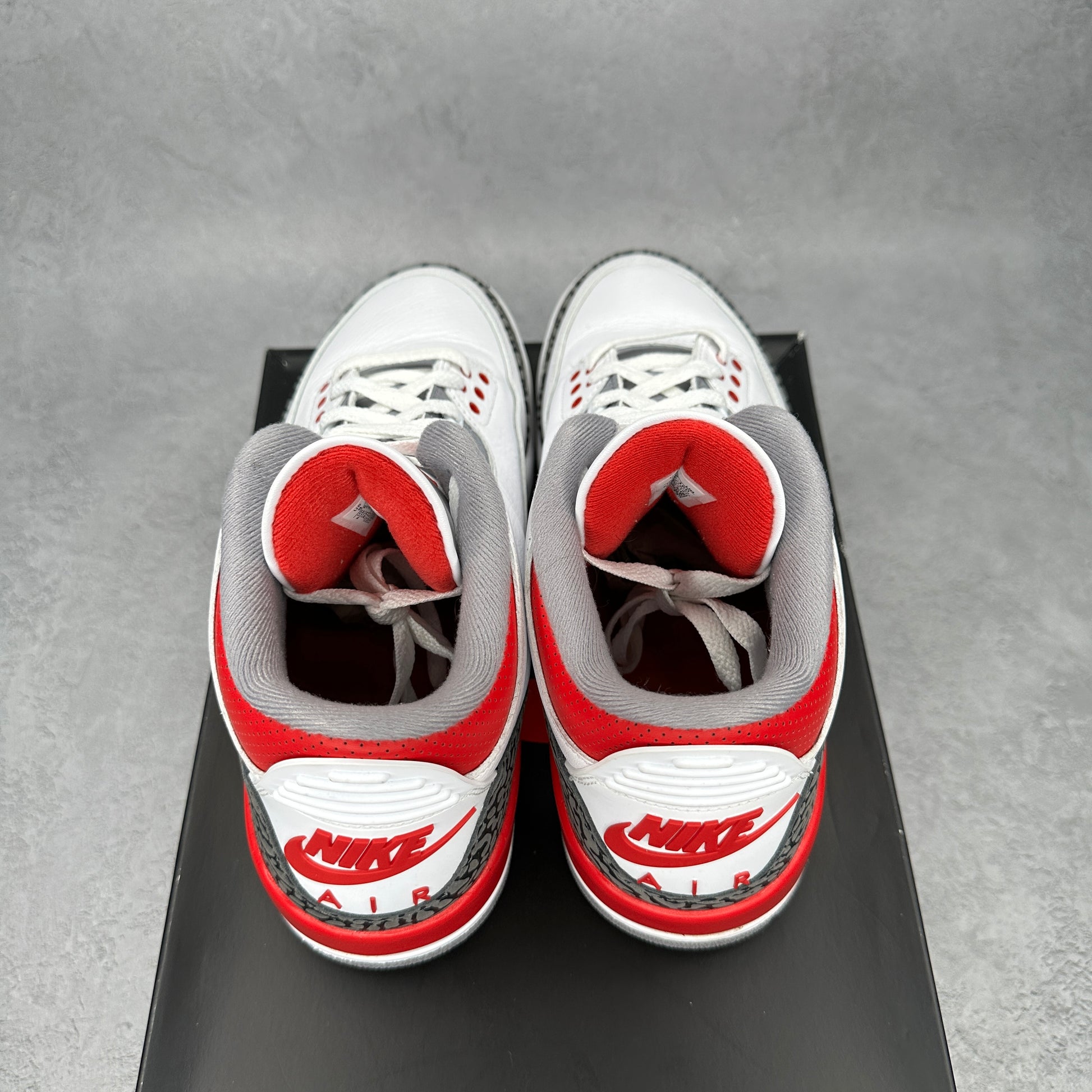 Jordan 3 Retro Fire Red (2022) *pre-owned* SIZE 9