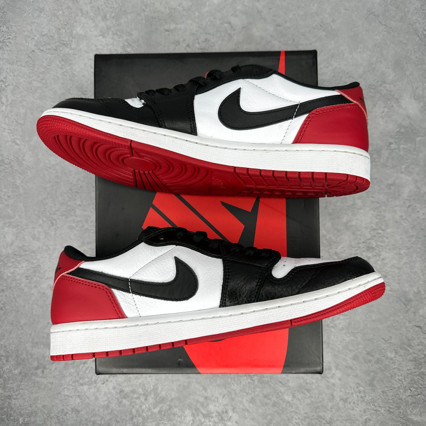 Jordan 1 Retro Low OG Black Toe (2023) VNDS *pre-owned* SIZE 9