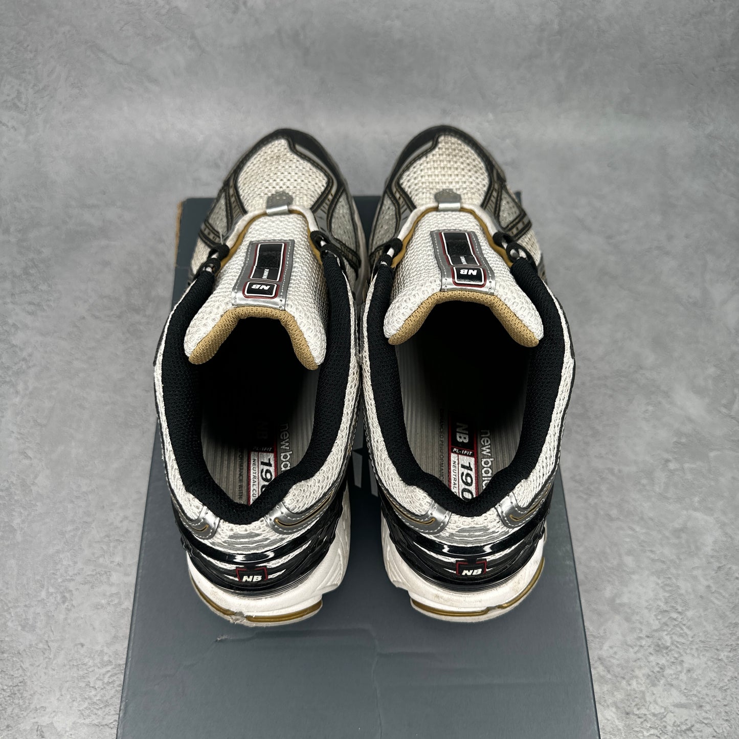 New Balance 1906R White Metallic Gold *pre-owned* SIZE 9